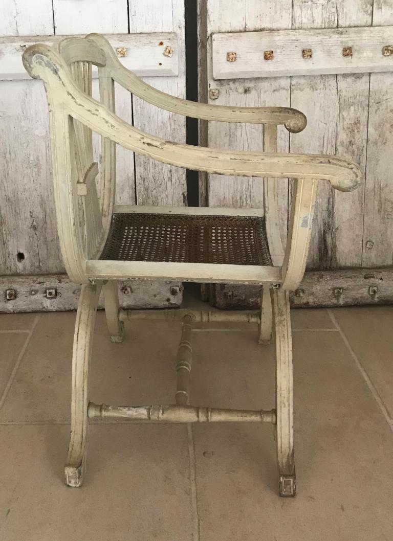 Ein Paar französische Sessel, weiß, geschnitzte Lehne, antik, Empire, frühes 20. Jh. (20. Jahrhundert) im Angebot