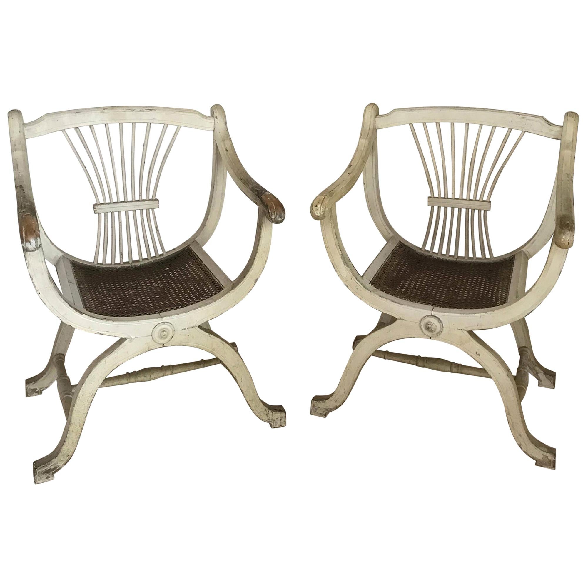 Ein Paar französische Sessel, weiß, geschnitzte Lehne, antik, Empire, frühes 20. Jh.
