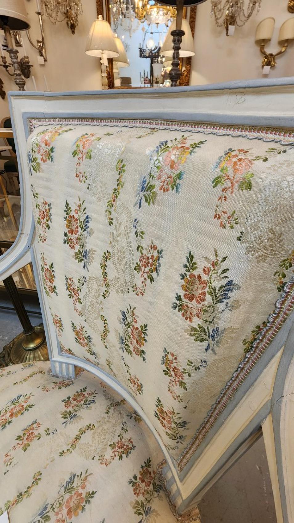 Este anuncio incluye un par de sillones florales de estilo rococó. Estas sillas vienen en un bonito color blanco y azul con delicadas telas florales en los cojines y el respaldo. Sería un complemento maravilloso para cualquier estudio o sala de