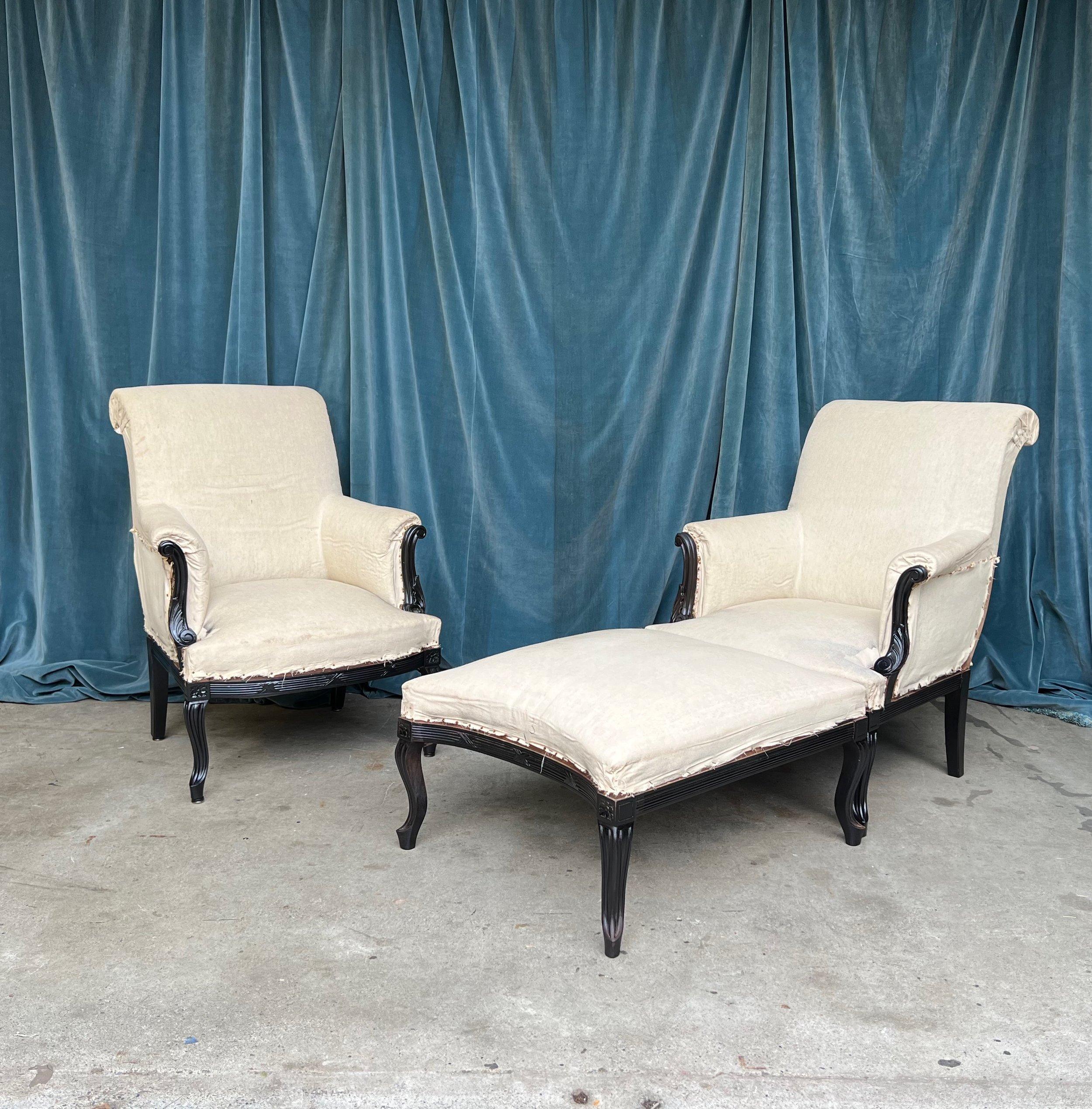 Paire de fauteuils français en mousseline avec ottoman assorti en vente 10