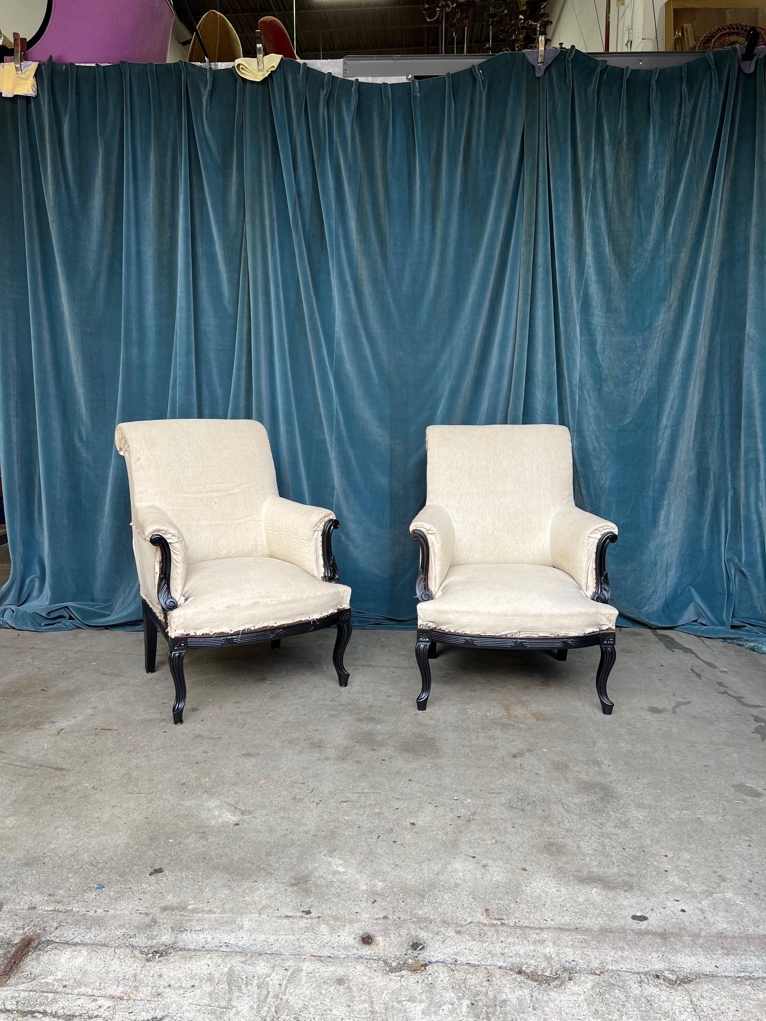 20th Century Pair of French Armchairs in Muslin with Matching Ottoman For Sale