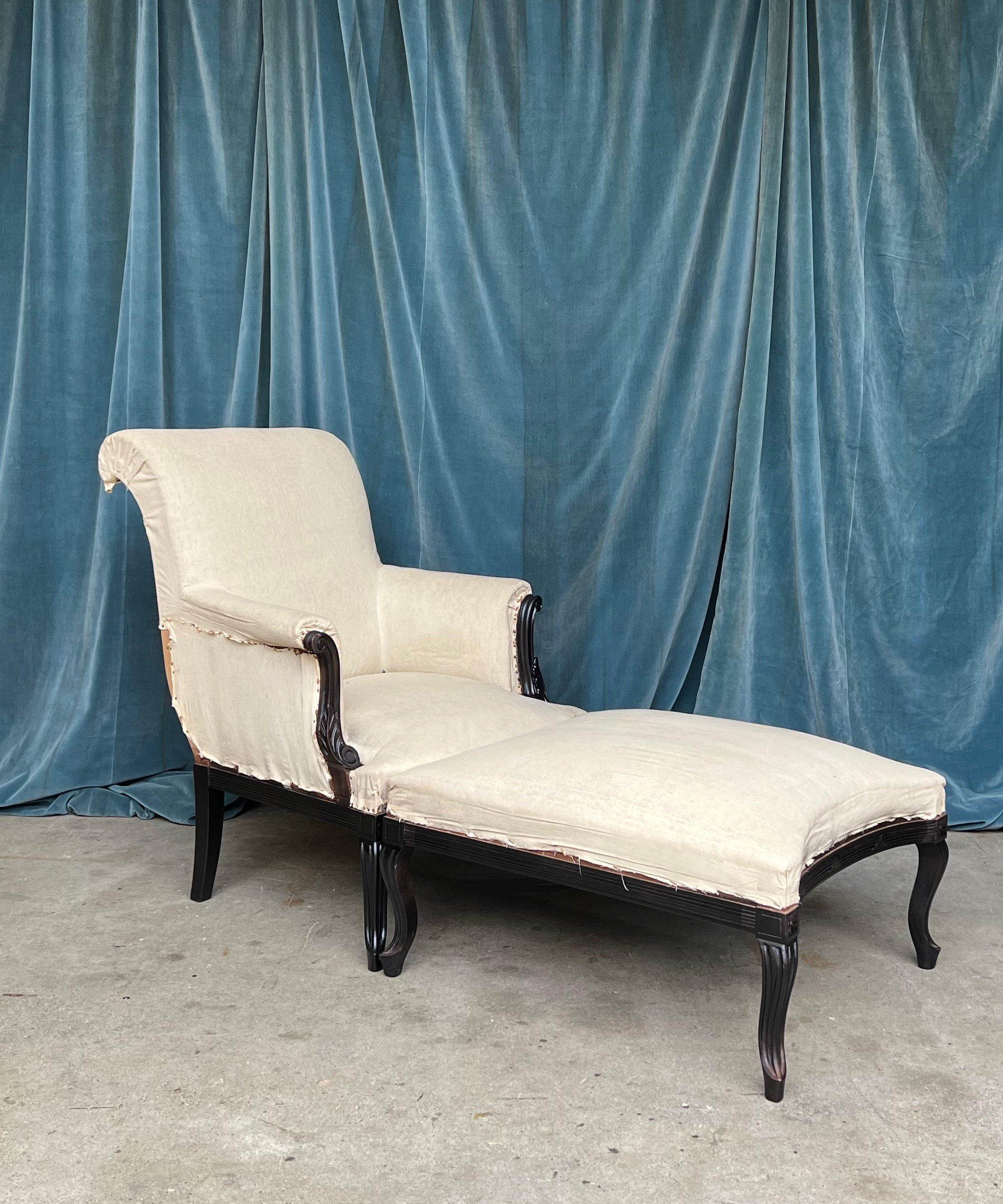 20ième siècle Paire de fauteuils français en mousseline avec ottoman assorti en vente