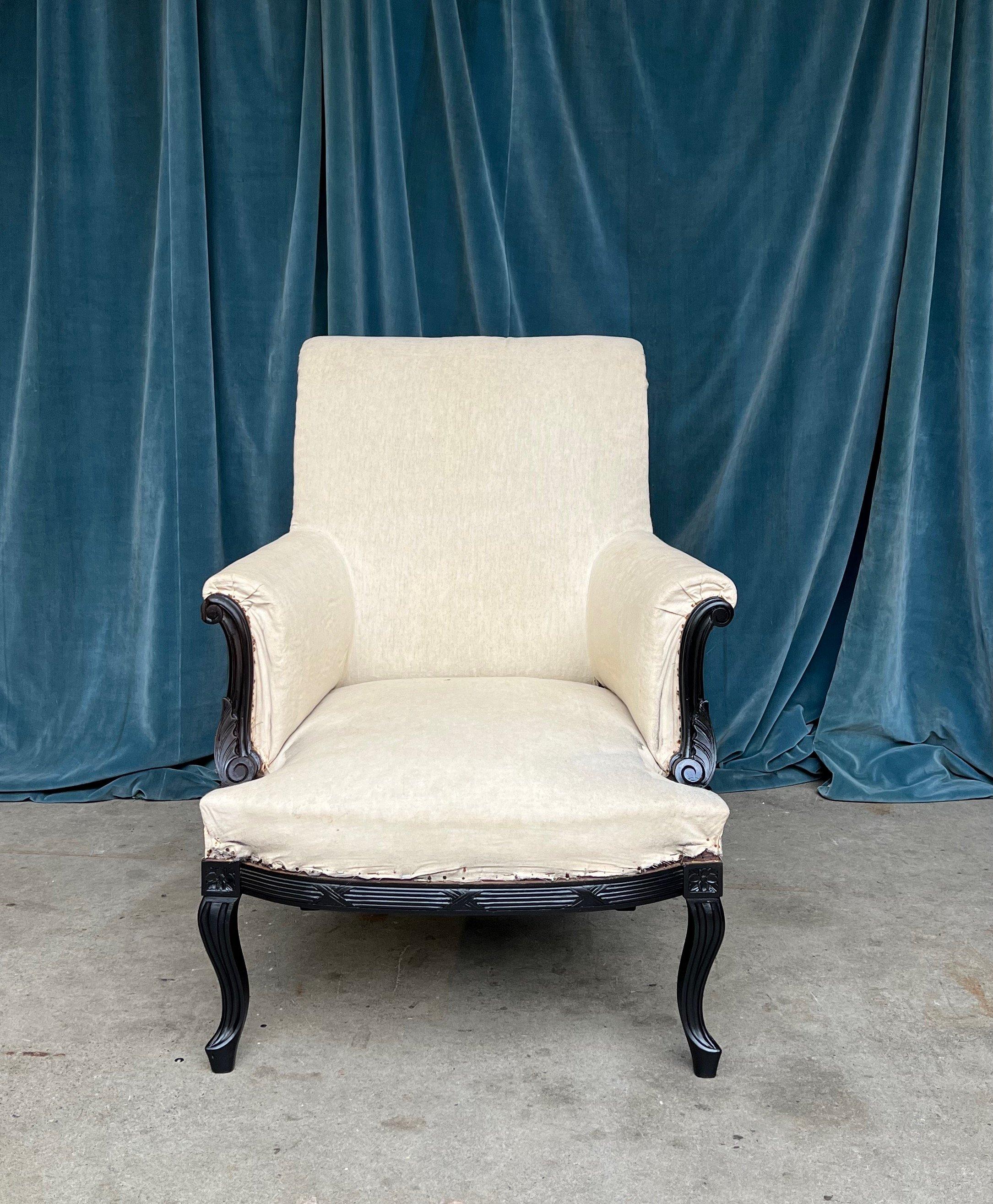 Pair of French Armchairs in Muslin with Matching Ottoman For Sale 3