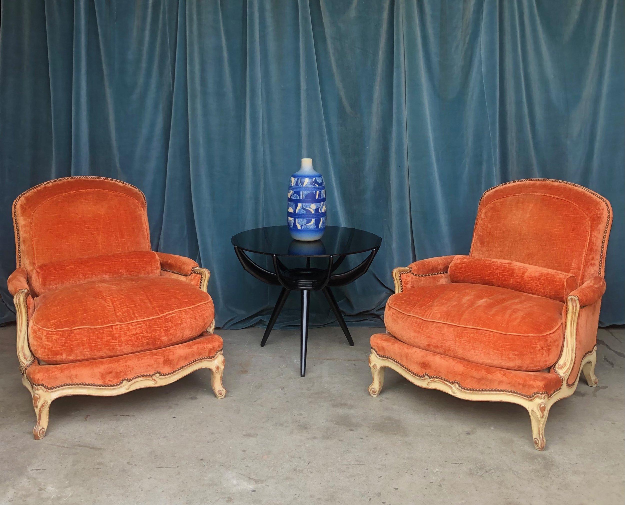 Paar französische Sessel aus orangefarbenem Samt (Louis XV.) im Angebot