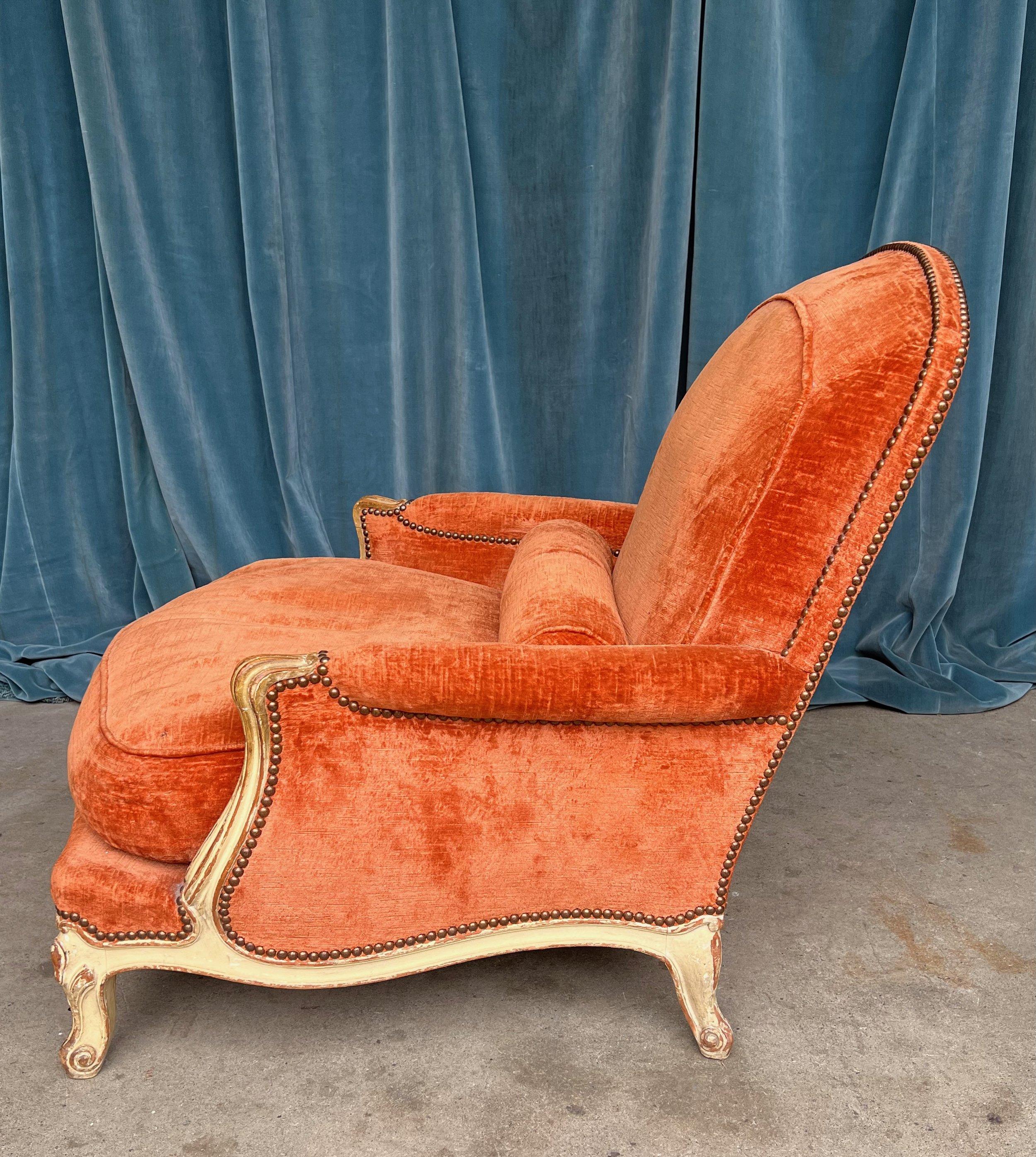 Paar französische Sessel aus orangefarbenem Samt (Französisch) im Angebot