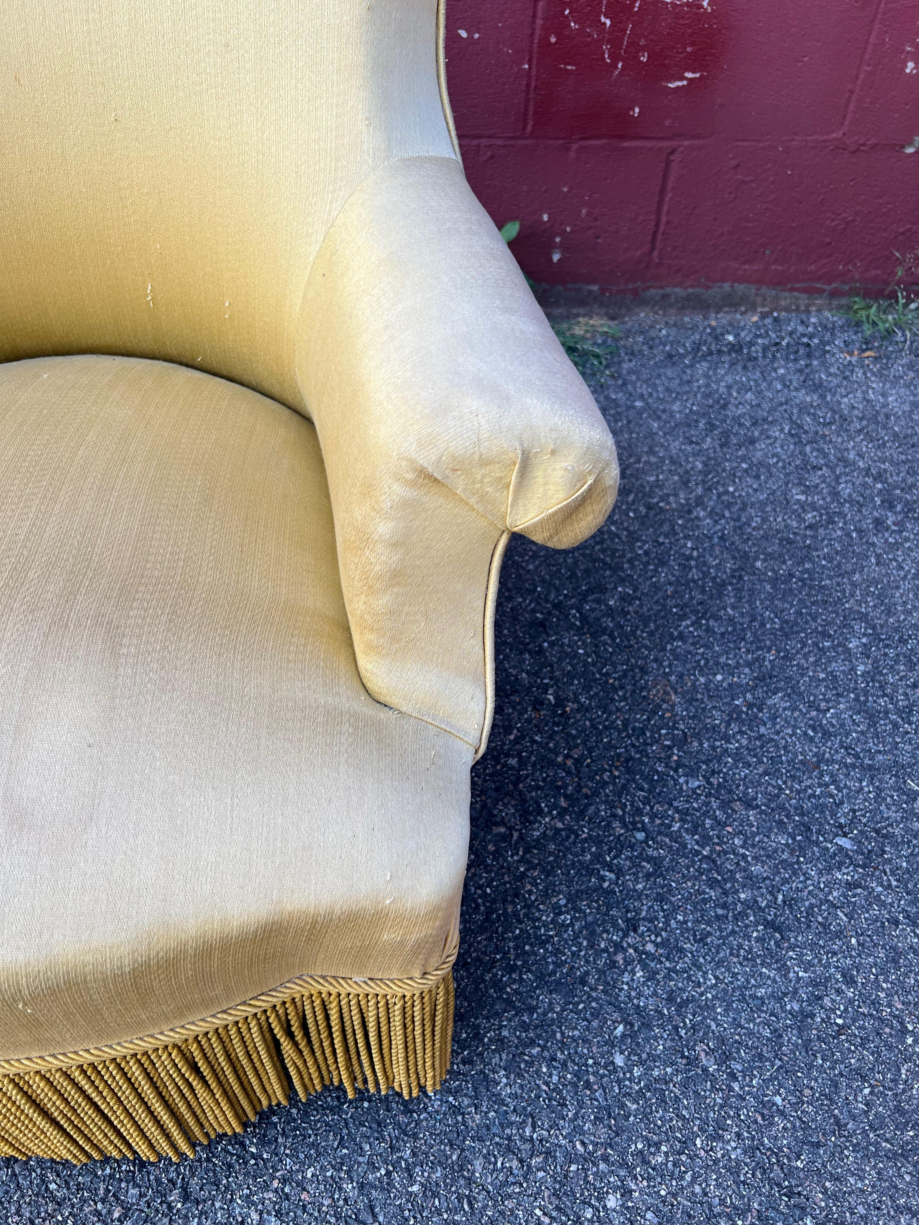 Paar französische Sessel mit blassgoldenem Stoff im Angebot 8