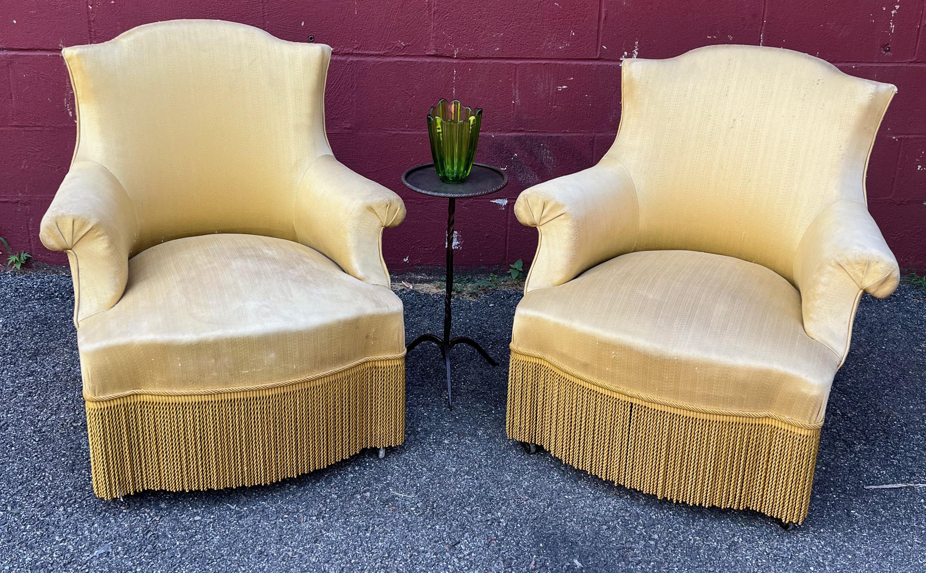 Paire de fauteuils français en tissu doré pâle Bon état - En vente à Buchanan, NY