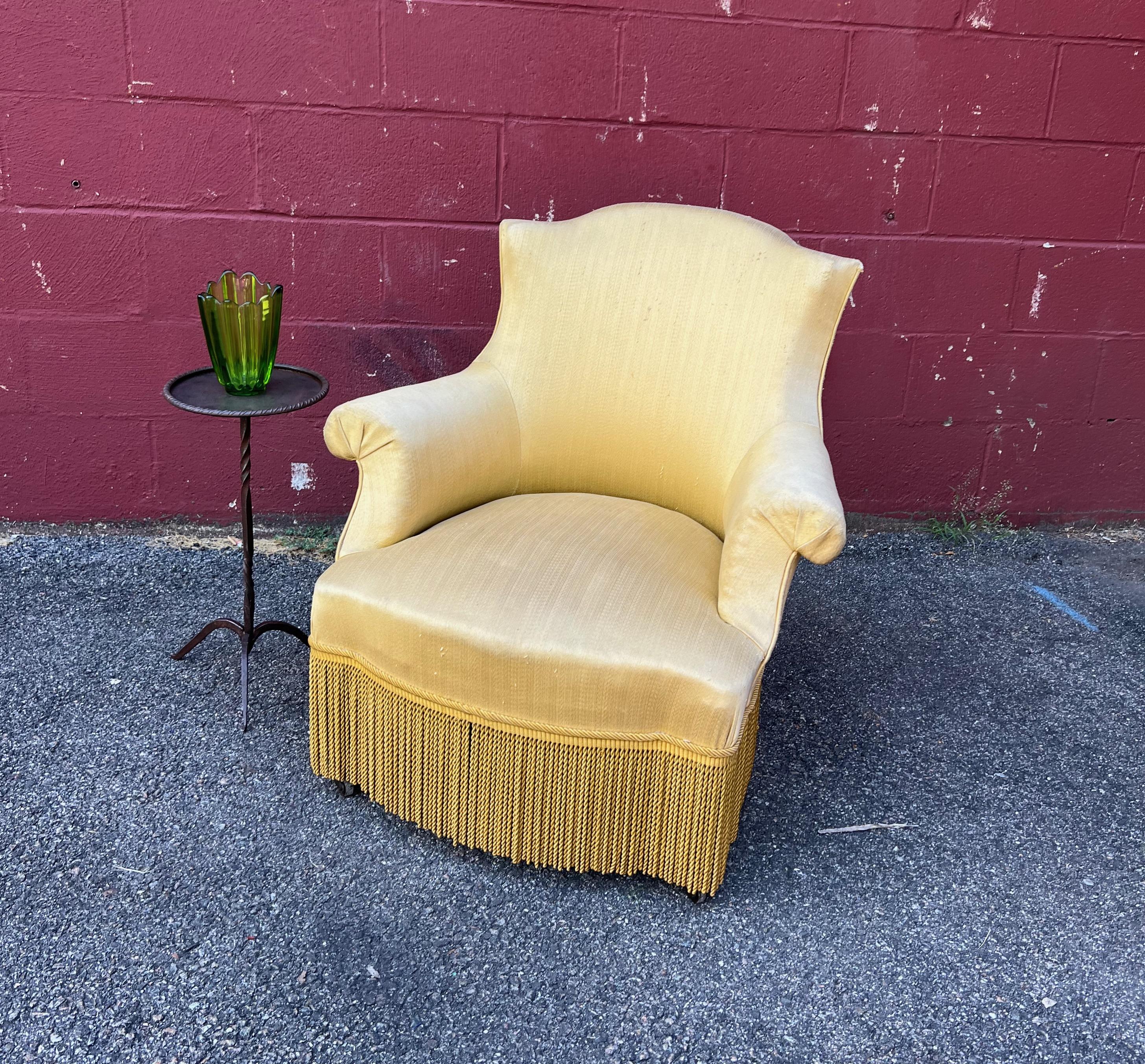 XIXe siècle Paire de fauteuils français en tissu doré pâle en vente