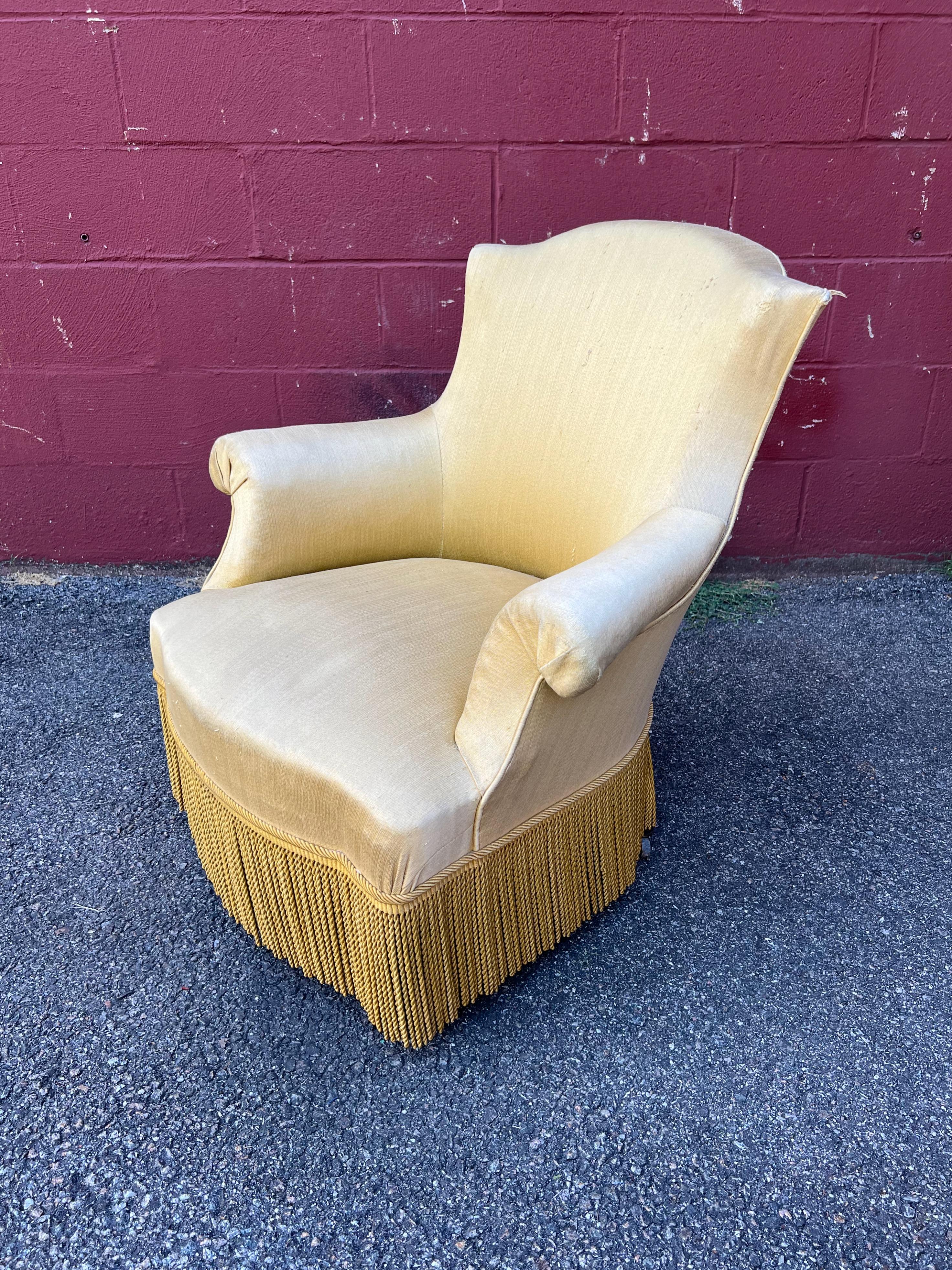 Paire de fauteuils français en tissu doré pâle en vente 2