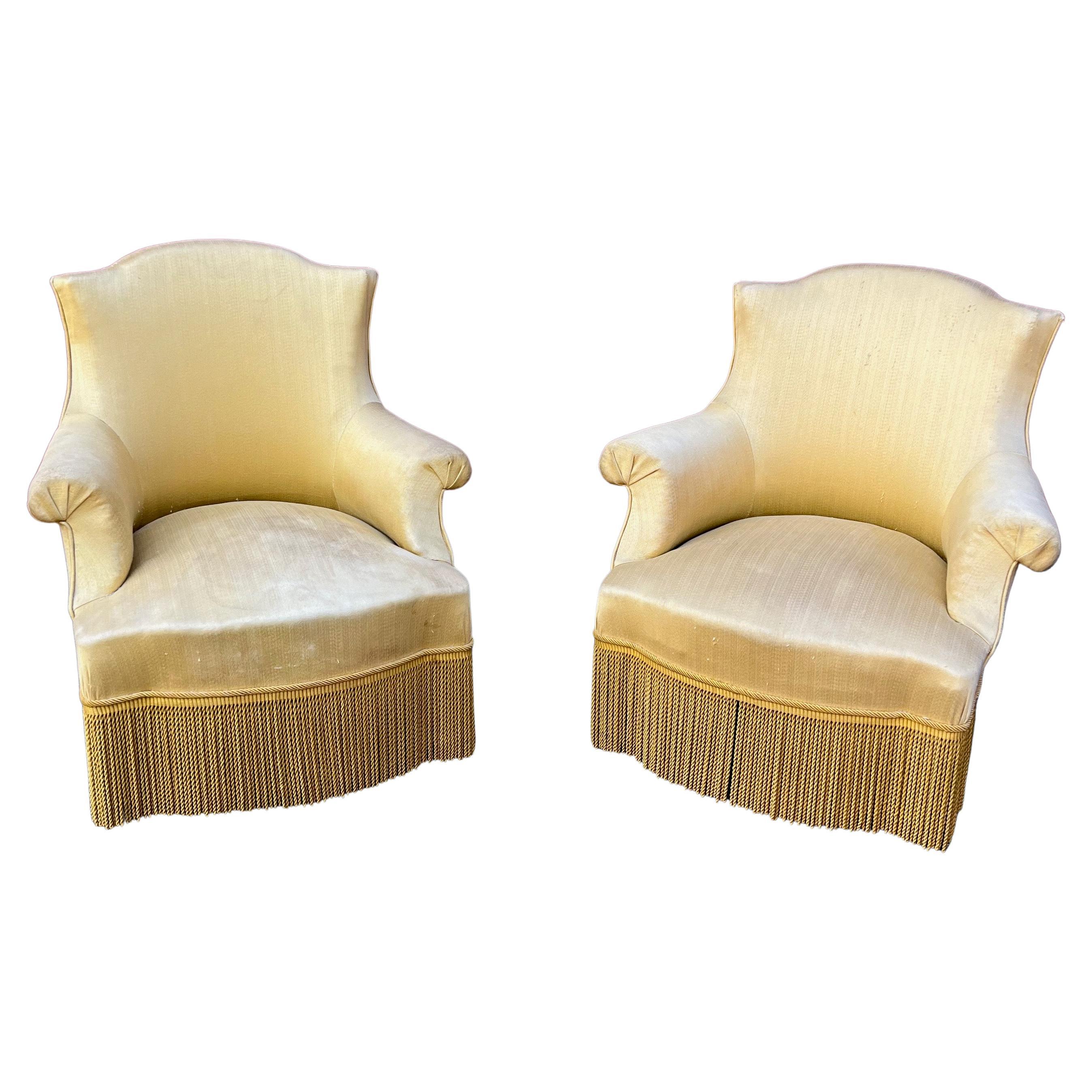 Paar französische Sessel mit blassgoldenem Stoff im Angebot