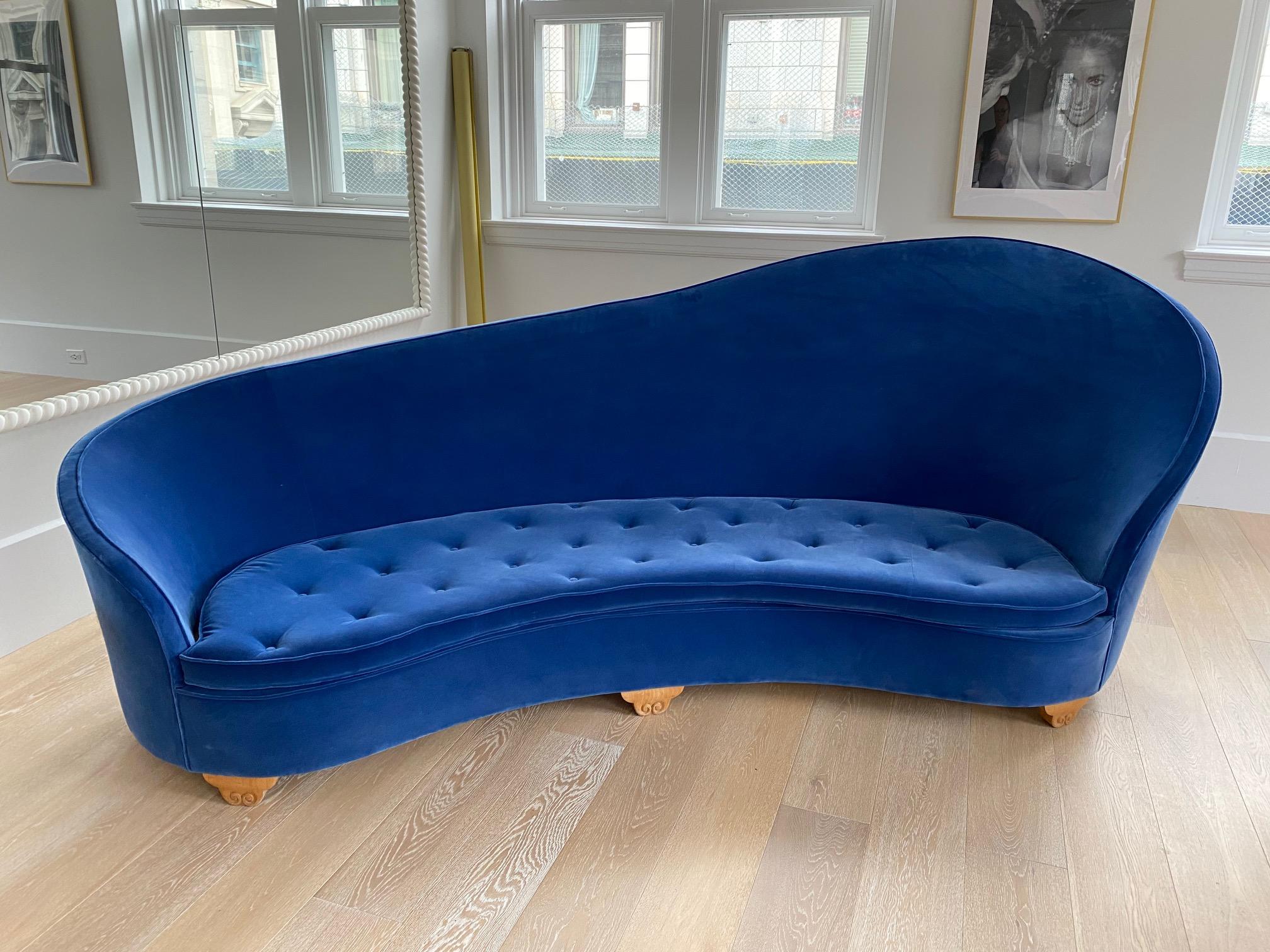 Paar französische Art Deco Sofas aus blauem Samt der 1930er Jahre 4