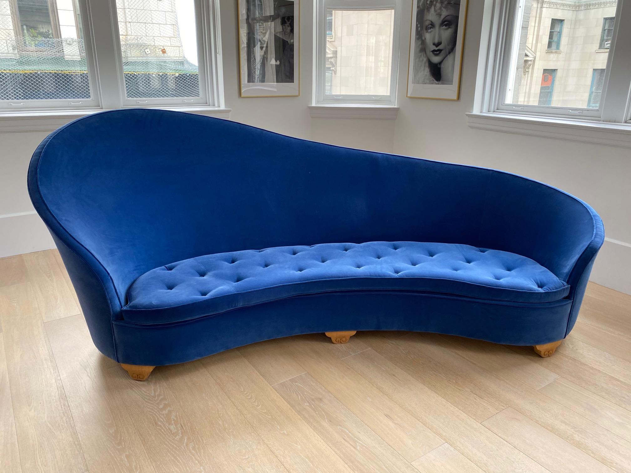 Paar französische Art Deco Sofas aus blauem Samt der 1930er Jahre 5