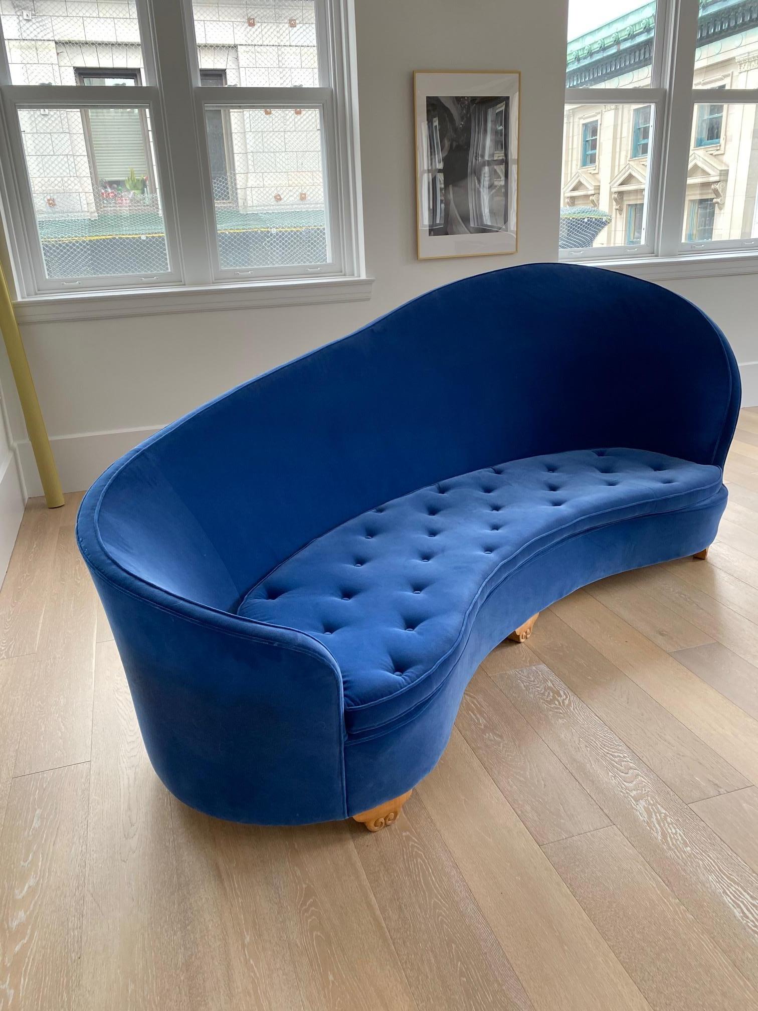 Paar französische Art Deco Sofas aus blauem Samt der 1930er Jahre 7