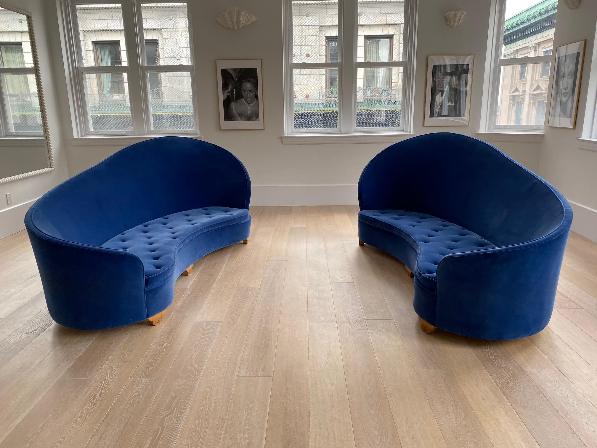 Paar französische Art Deco Sofas aus blauem Samt der 1930er Jahre 8