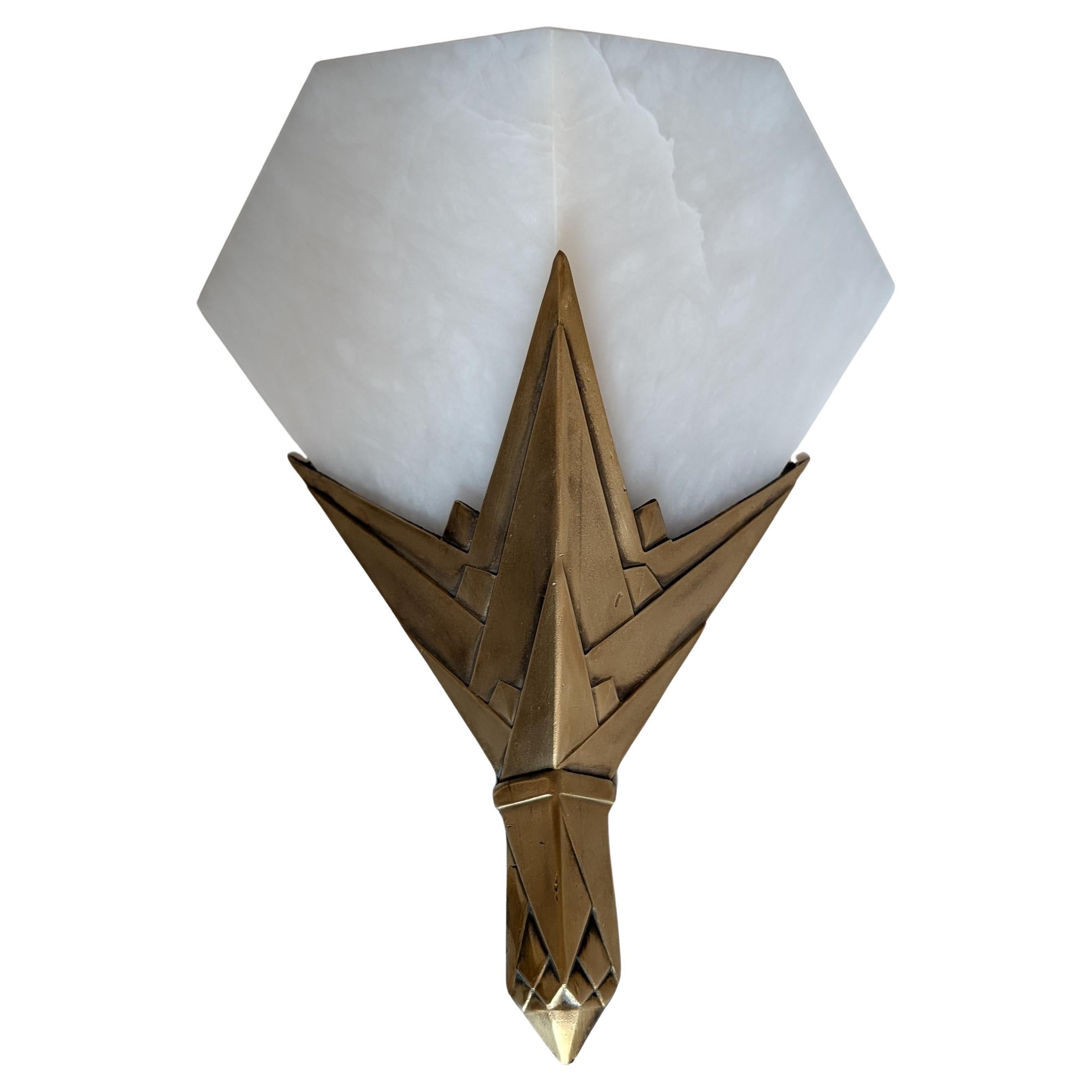 Coppia di lampade in alabastro Art Déco francese. Sia i paralumi in alabastro che le cornici in bronzo hanno un design geometrico e lineare. Ogni applique è stata ricablata secondo gli standard americani con una presa a candelabro. (60 Watt max.)