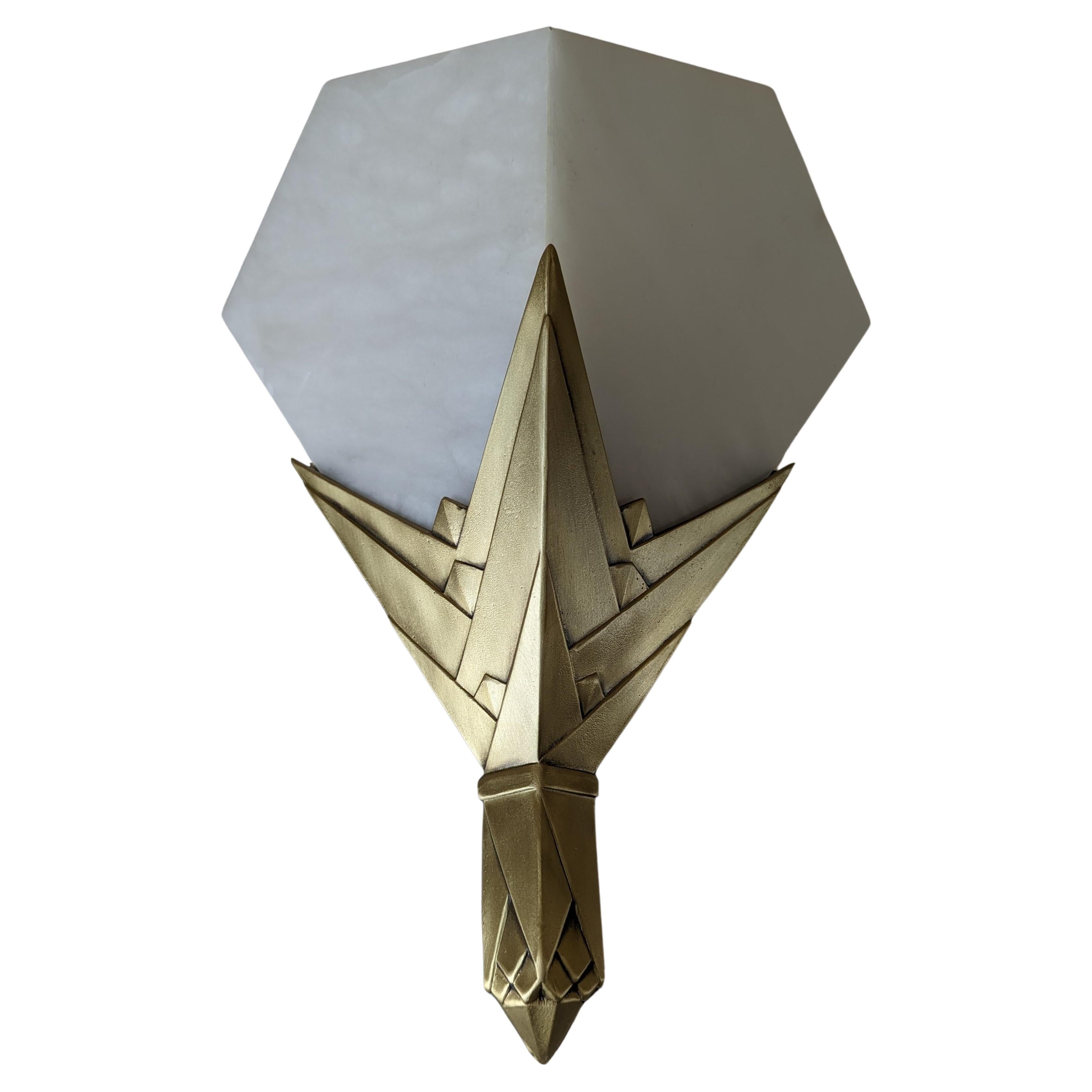 Coppia di lampade in alabastro Art Déco francese. Sia i paralumi in alabastro che le cornici in bronzo hanno un design geometrico e lineare. Ogni applique è stata ricablata secondo gli standard americani con una presa a candelabro. (60 Watt max.)