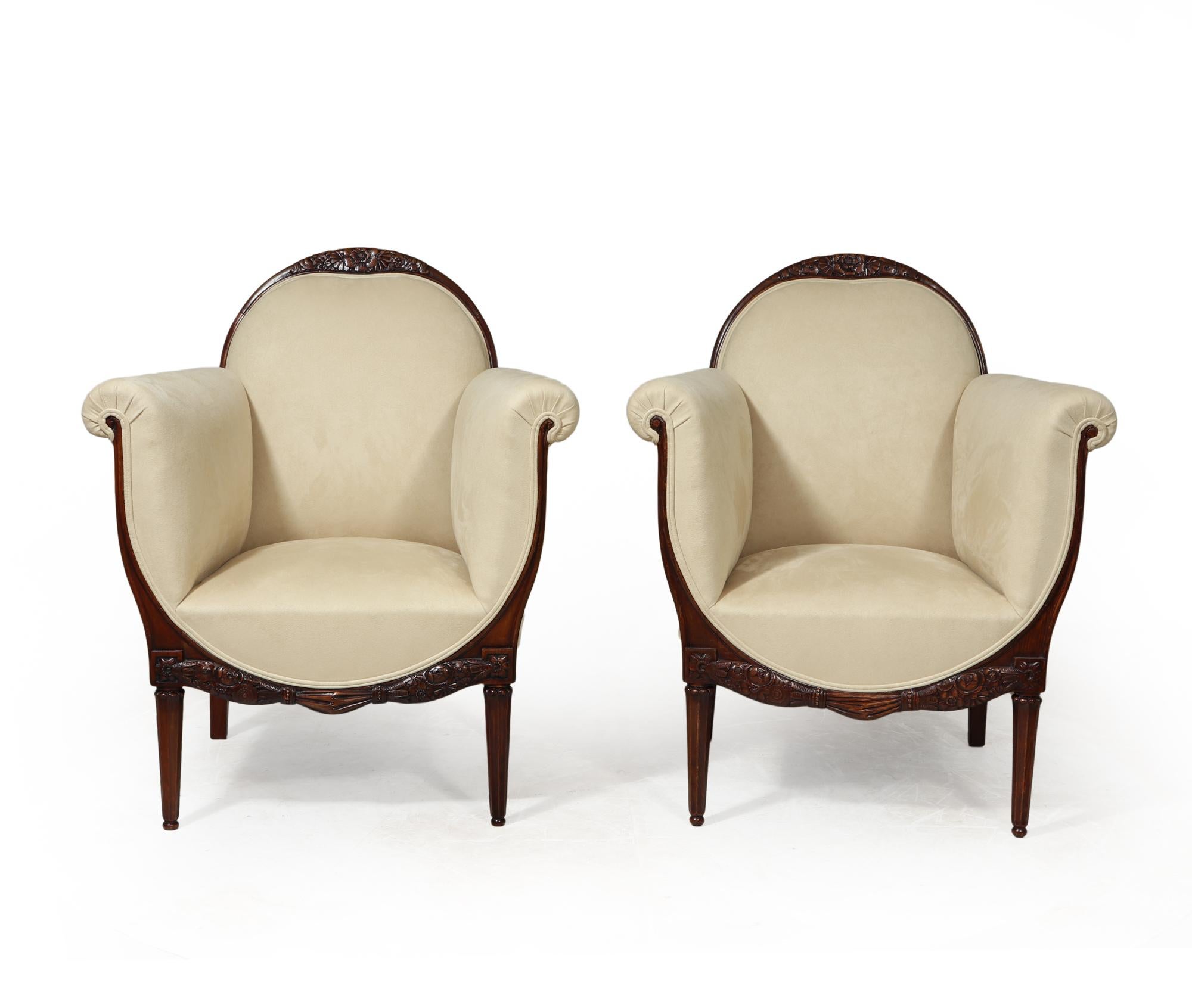 POLTRONE ART DECO DI PAUL FOLLOT 
Una splendida coppia di poltrone realizzate in faggio tinto, squisitamente intagliate nell'intramontabile stile Art Déco francese dal leggendario artigiano Paul Follot. Queste sedie vantano un grazioso motivo