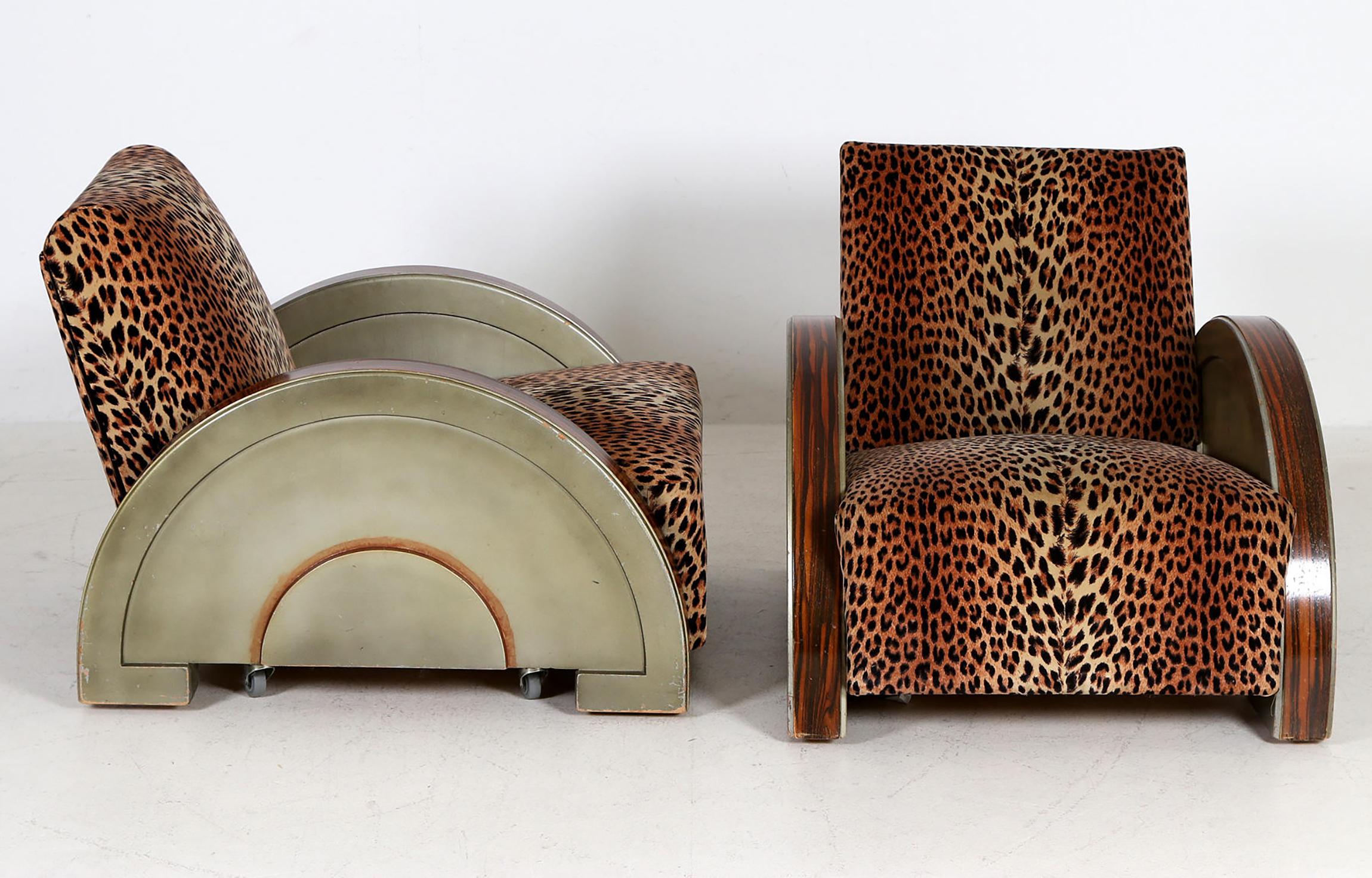 Ensemble de deux fauteuils Art Déco des années 1930. Construction en bois dur. 
Restauration professionnelle complète / rembourrage sur demande possible.

 