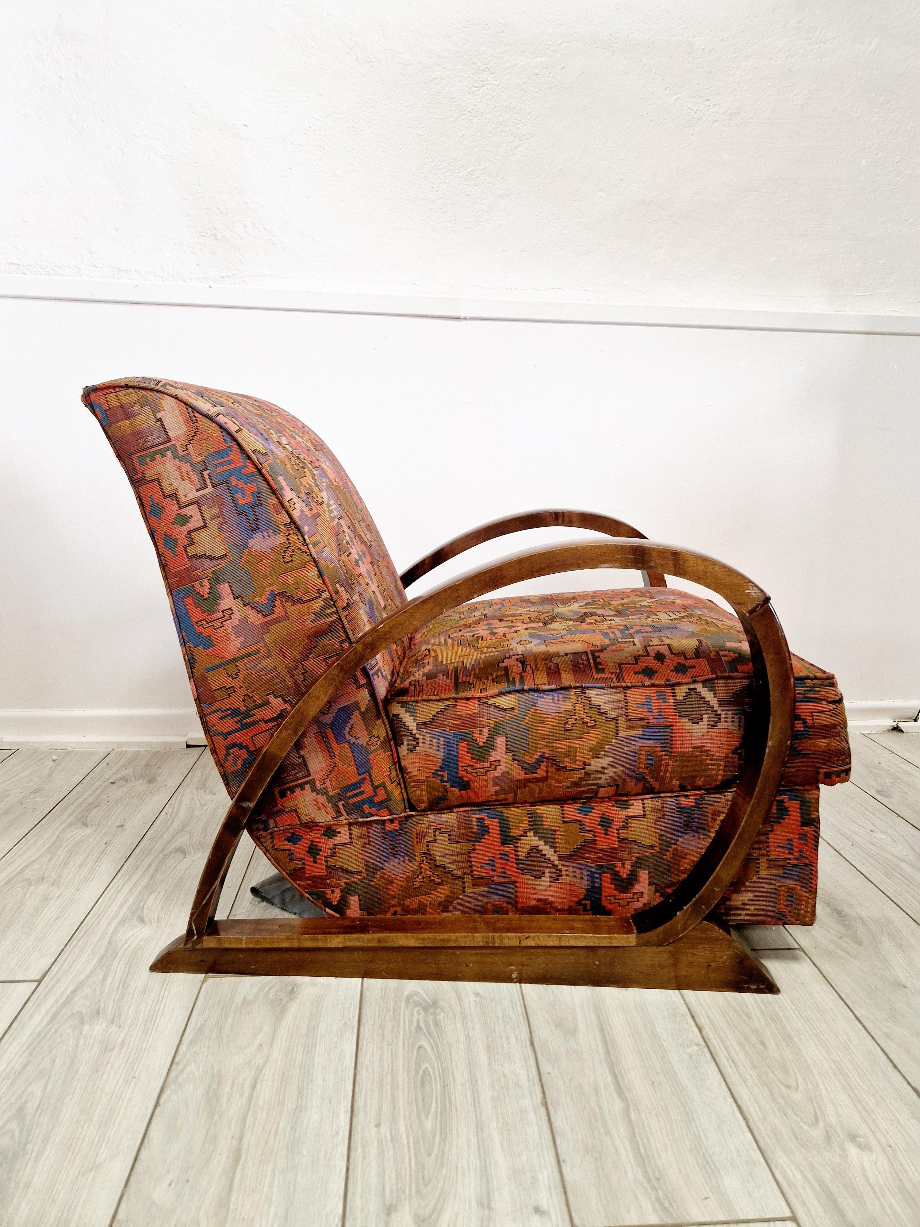 
Questo annuncio riguarda una coppia di eleganti poltrone Art Déco con tappezzeria a motivi aztechi e favolosi braccioli scolpiti in legno scuro. Realizzate in Francia, queste poltrone da interno sono perfette per qualsiasi stanza della casa. Le