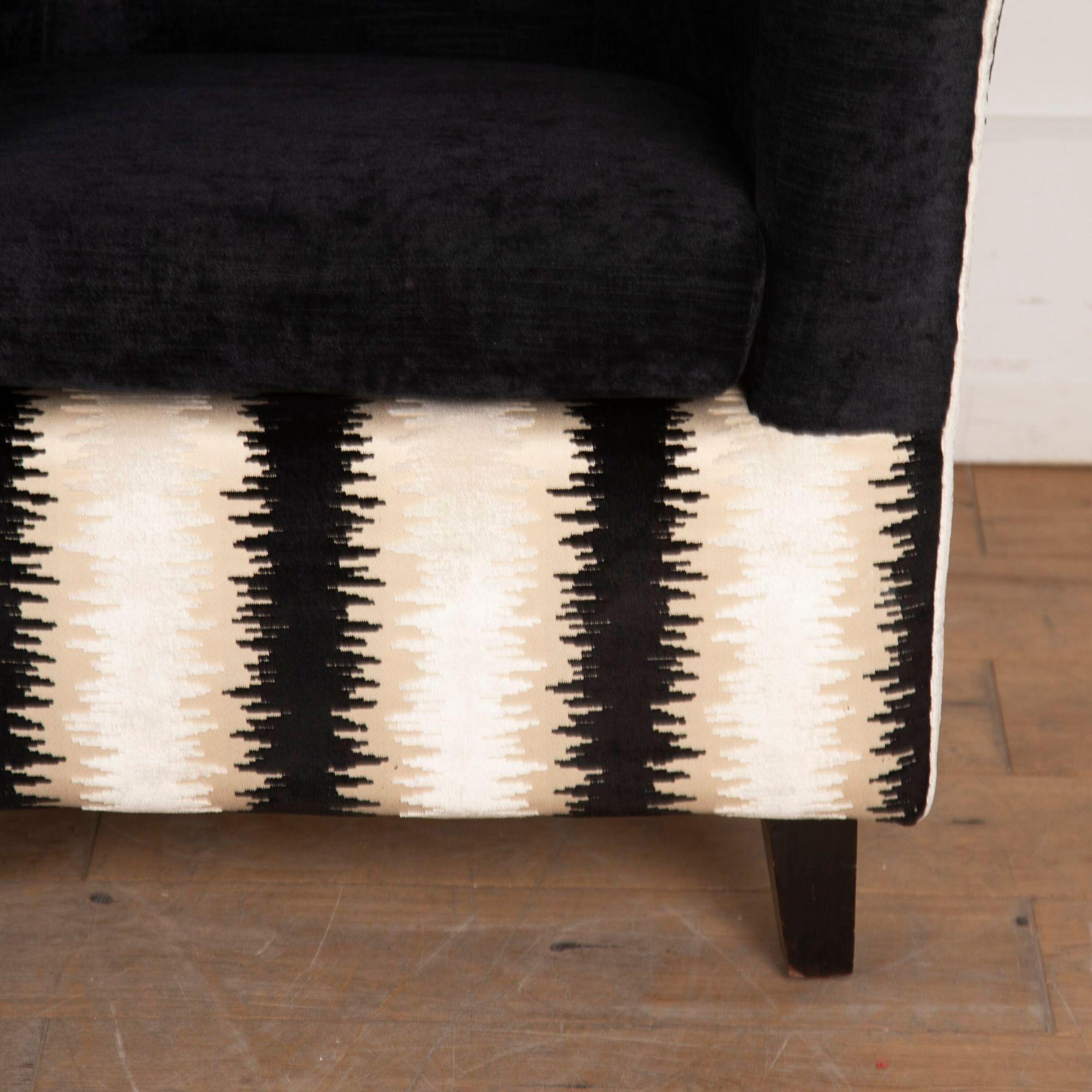 Ein Paar französischer Art Deco Sessel, neu gepolstert, in äußerst attraktiver Form.
Das schwarz-beige Muster und die Form der Sessel passen sowohl zum Art-déco- als auch zum Minimal-Stil.