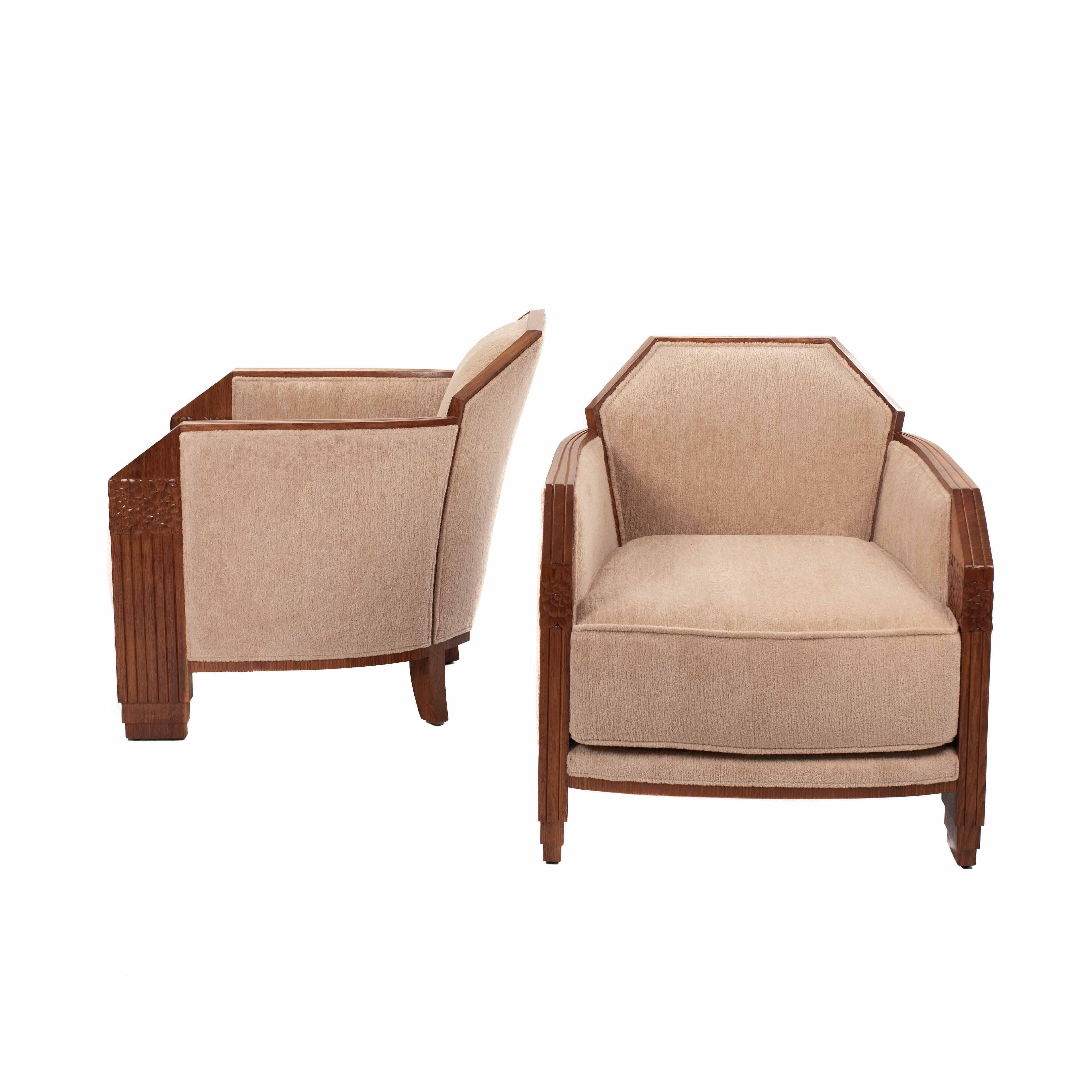 Pair of French Art Deco armchairs in solid rosewood with stylized carvings 1920s

This type of armchair in this quality of wood and the quality of the carvings are very rare.
The armchairs have a rectilinear shape with stepped elements on the feet