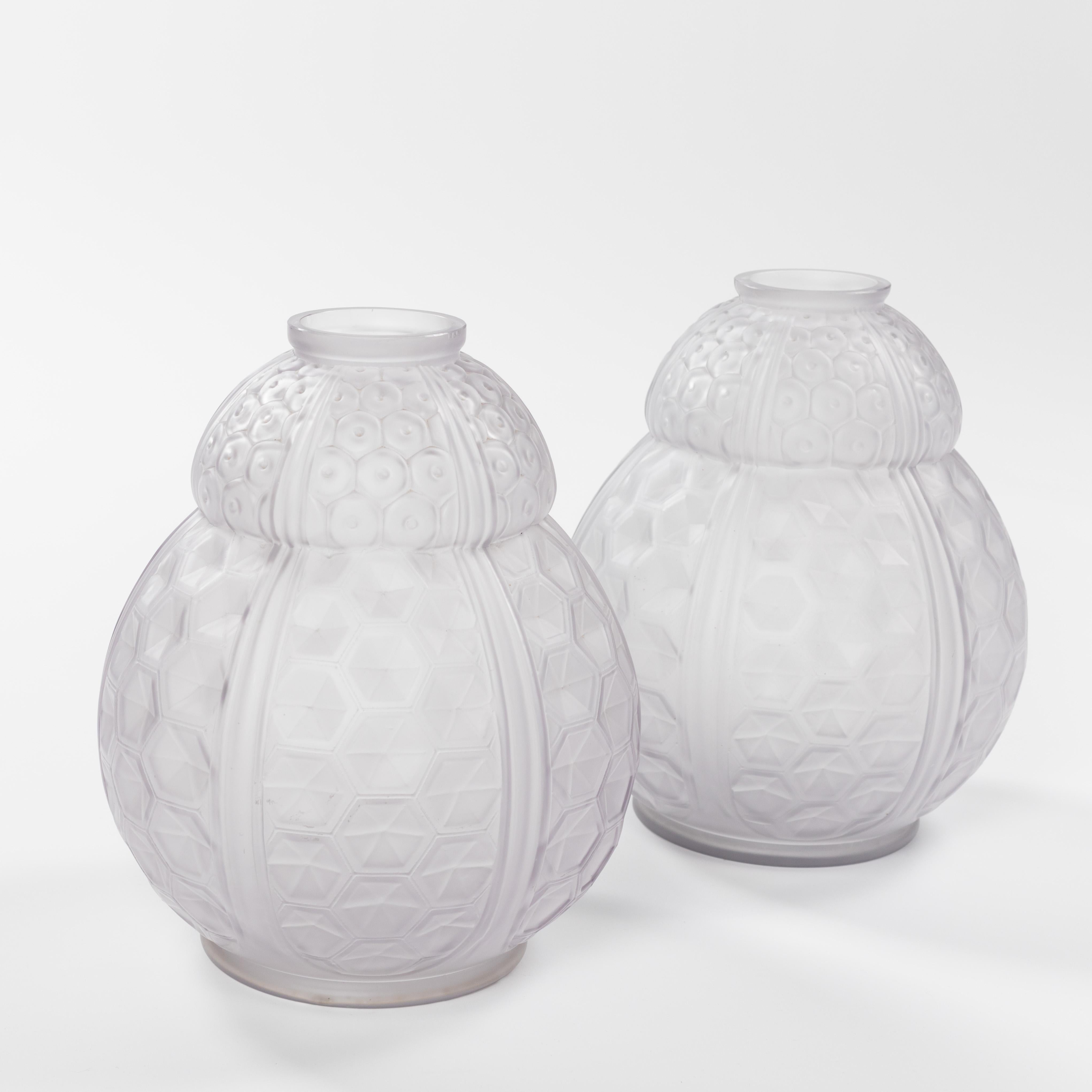 Art déco Paire de vases en verre Art Déco français à motifs géométriques par Oreor, années 1930 en vente
