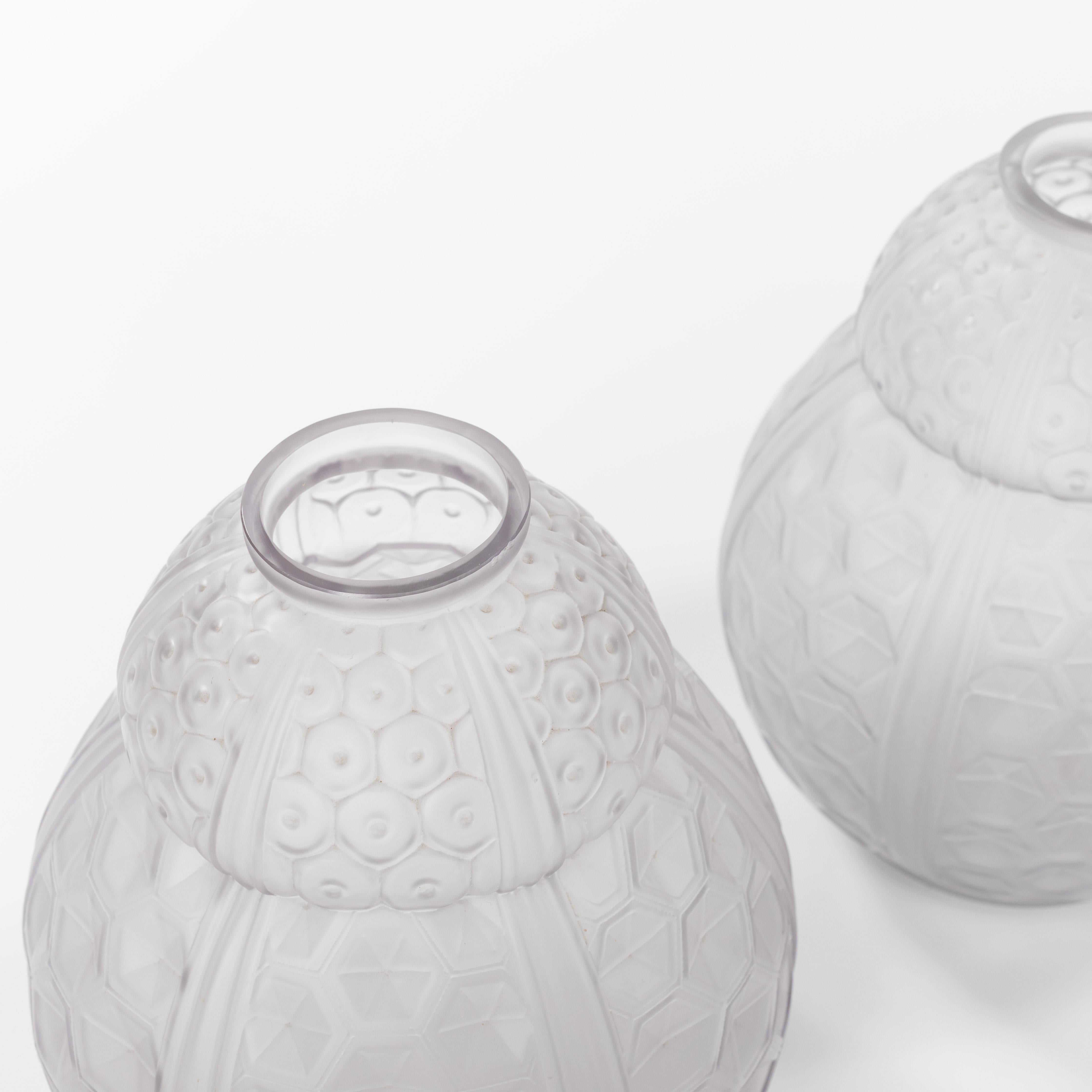 Pressé Paire de vases en verre Art Déco français à motifs géométriques par Oreor, années 1930 en vente