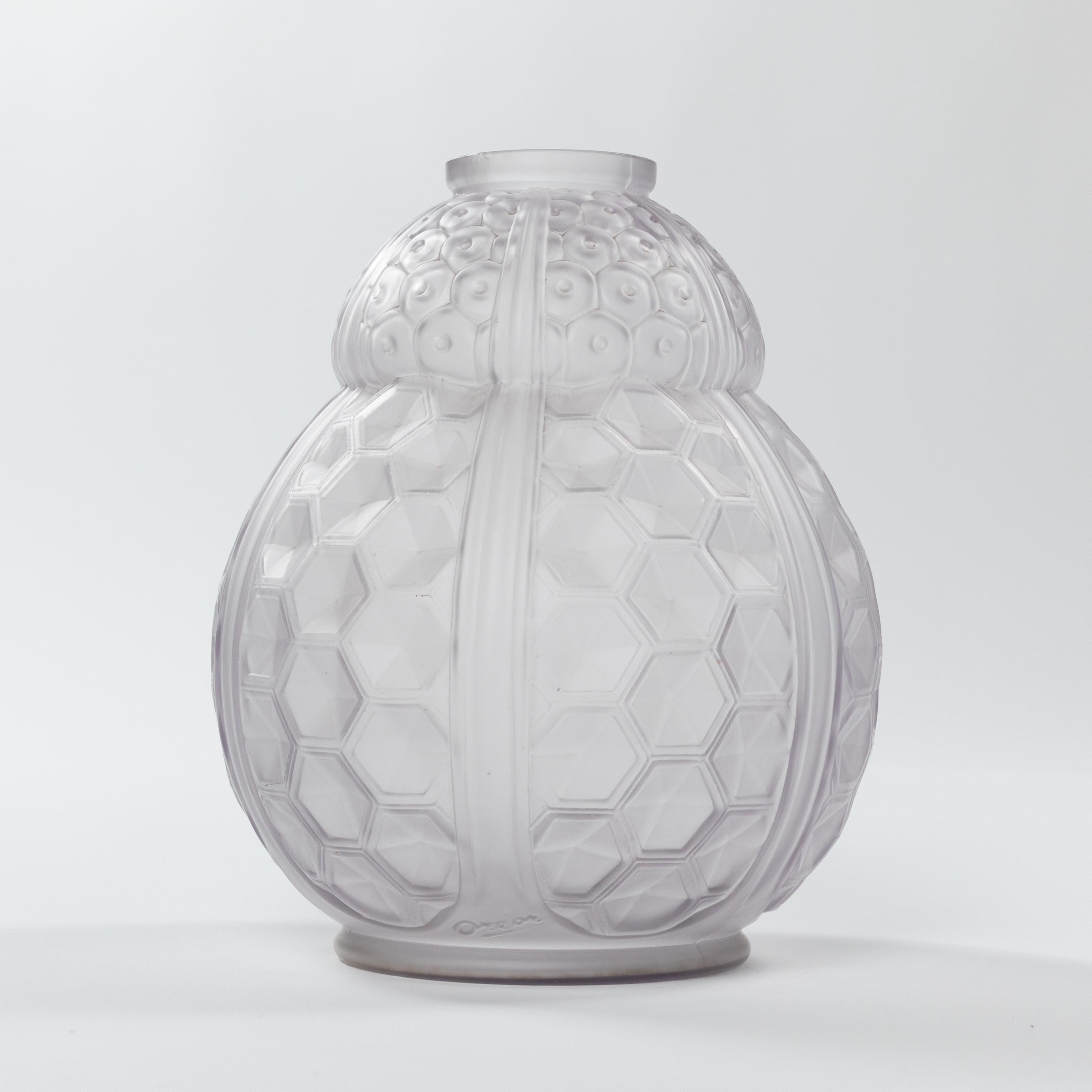Paire de vases en verre Art Déco français à motifs géométriques par Oreor, années 1930 Bon état - En vente à Salzburg, AT