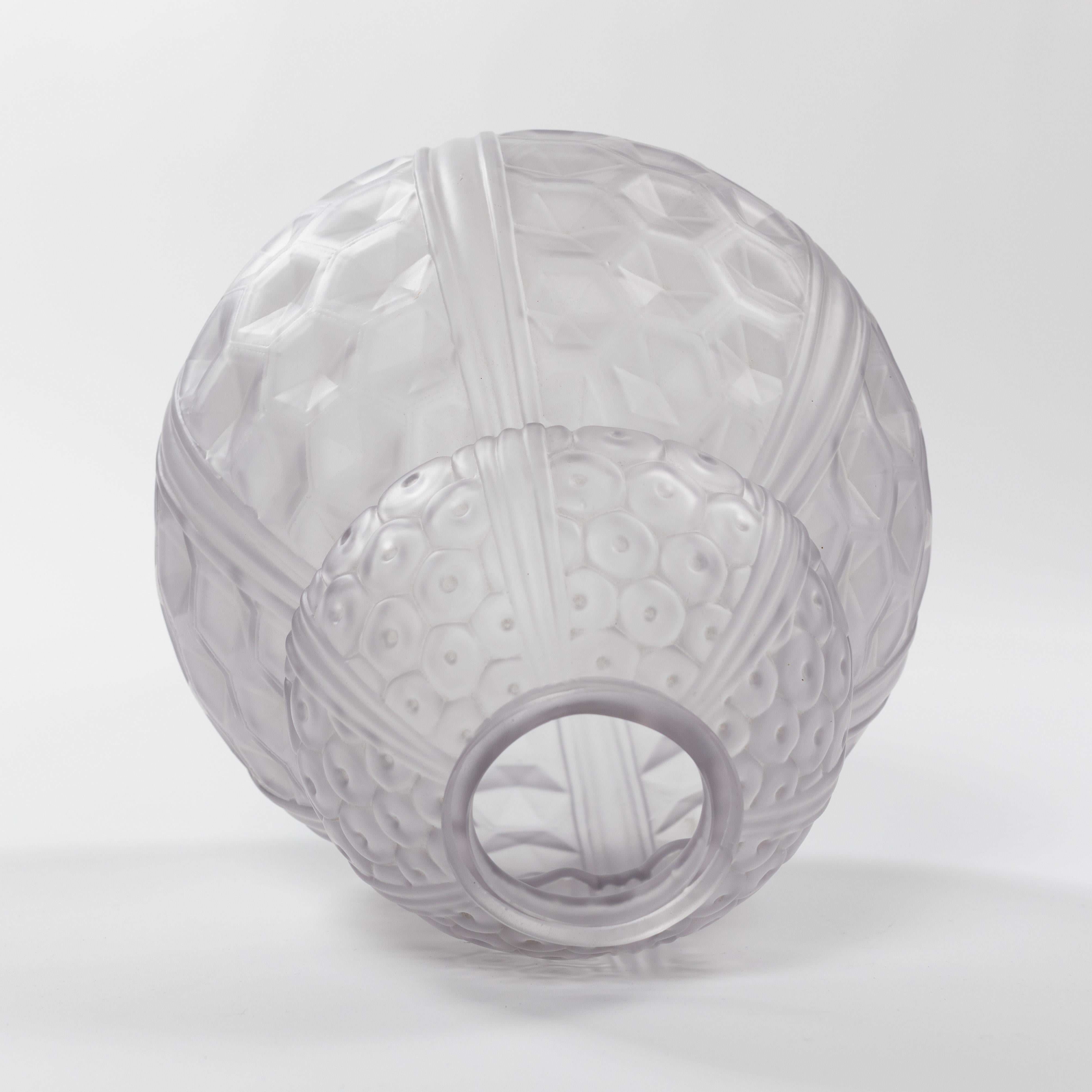 Milieu du XXe siècle Paire de vases en verre Art Déco français à motifs géométriques par Oreor, années 1930 en vente