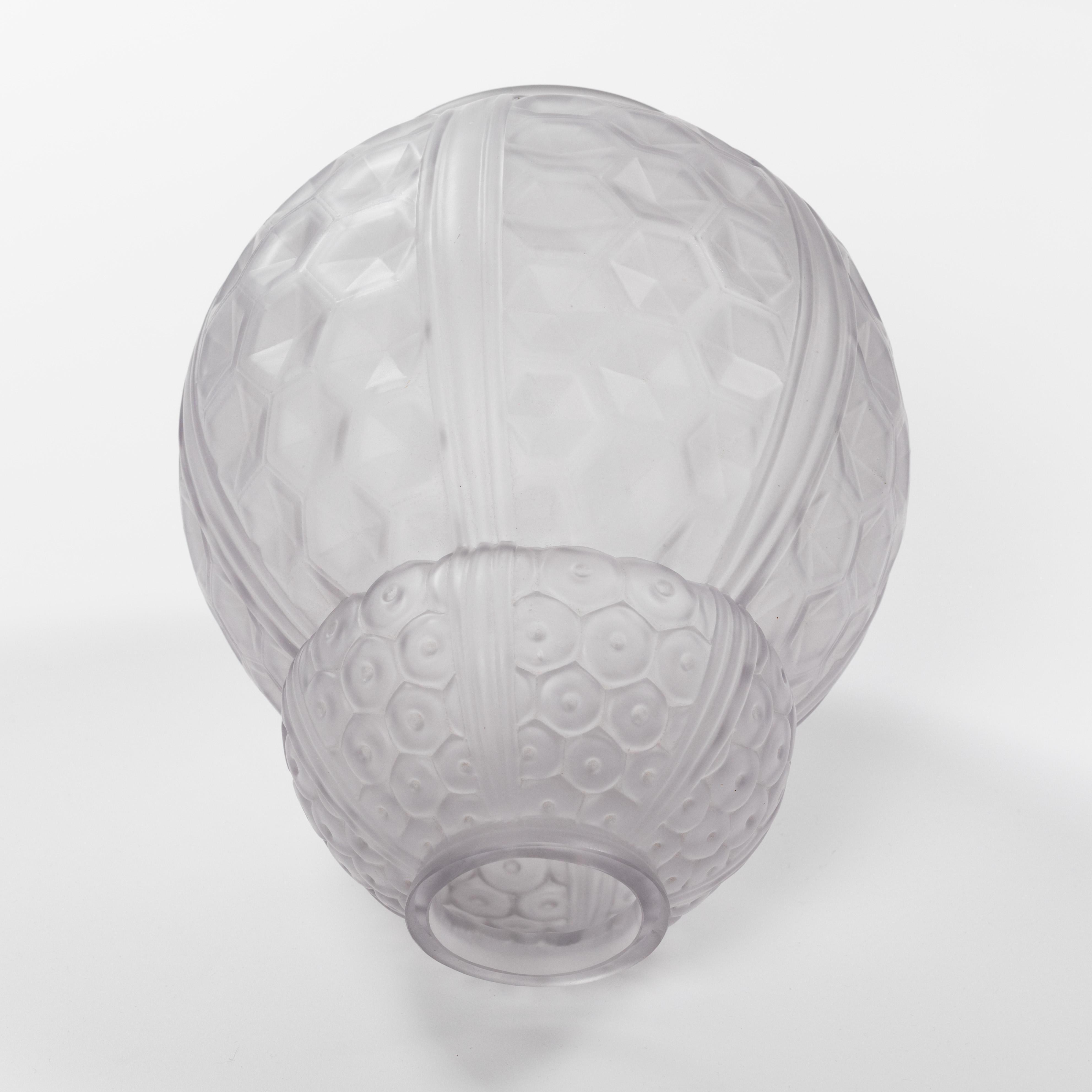 Verre d'art Paire de vases en verre Art Déco français à motifs géométriques par Oreor, années 1930 en vente