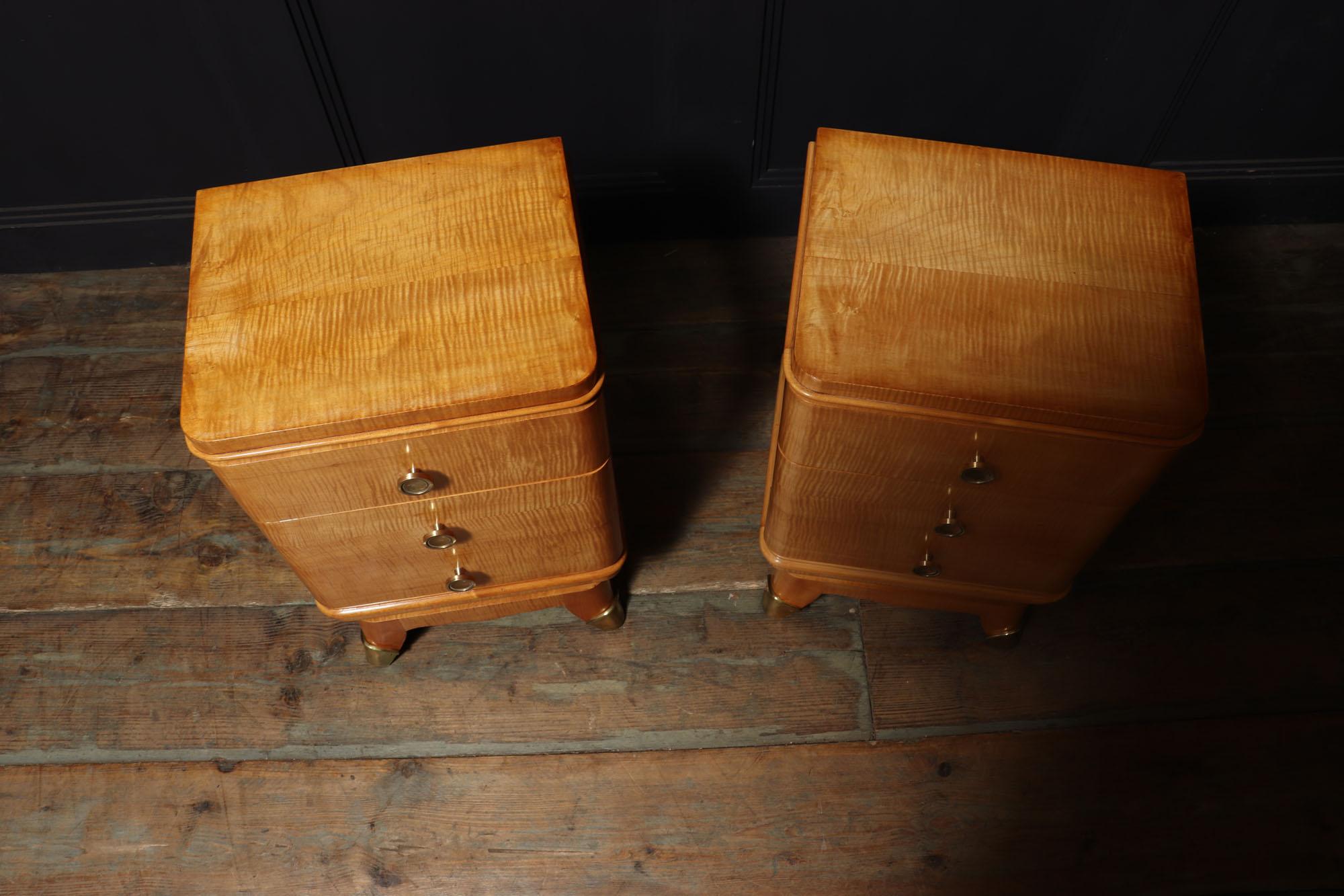 Early 20th Century Pair of French Art Deco Bedside Chests in Sycamore For Sale