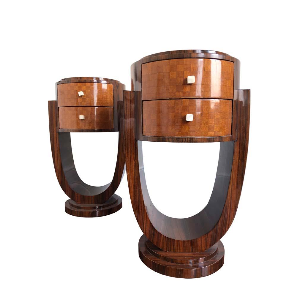 A stunning 1930s pair of Art Deco bedside tables in Coromandel wood laminate, round shape on round base, two drawers, white square handles.
This beautiful pair of side tables would look great in any kind of interior.