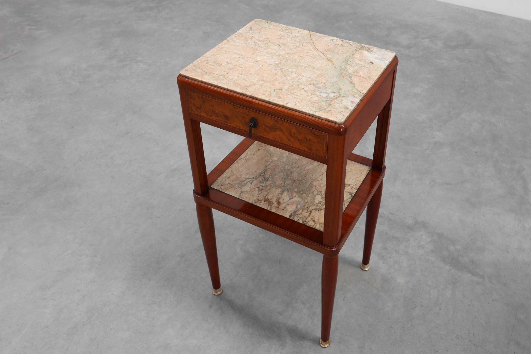 Pair of French Art Deco bedside tables with marquetry and marble tops, 1940s en vente 2