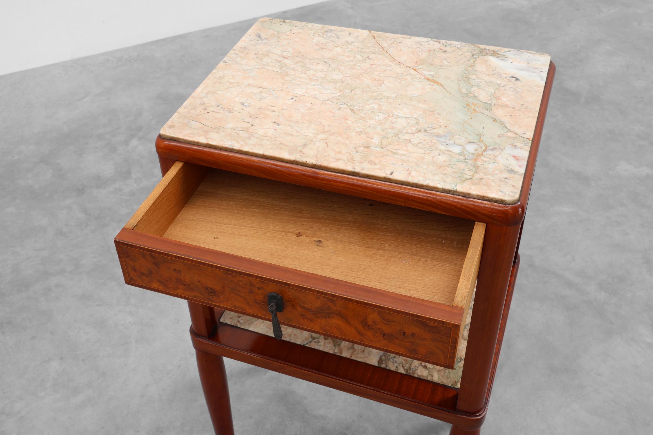 Pair of French Art Deco bedside tables with marquetry and marble tops, 1940s en vente 3