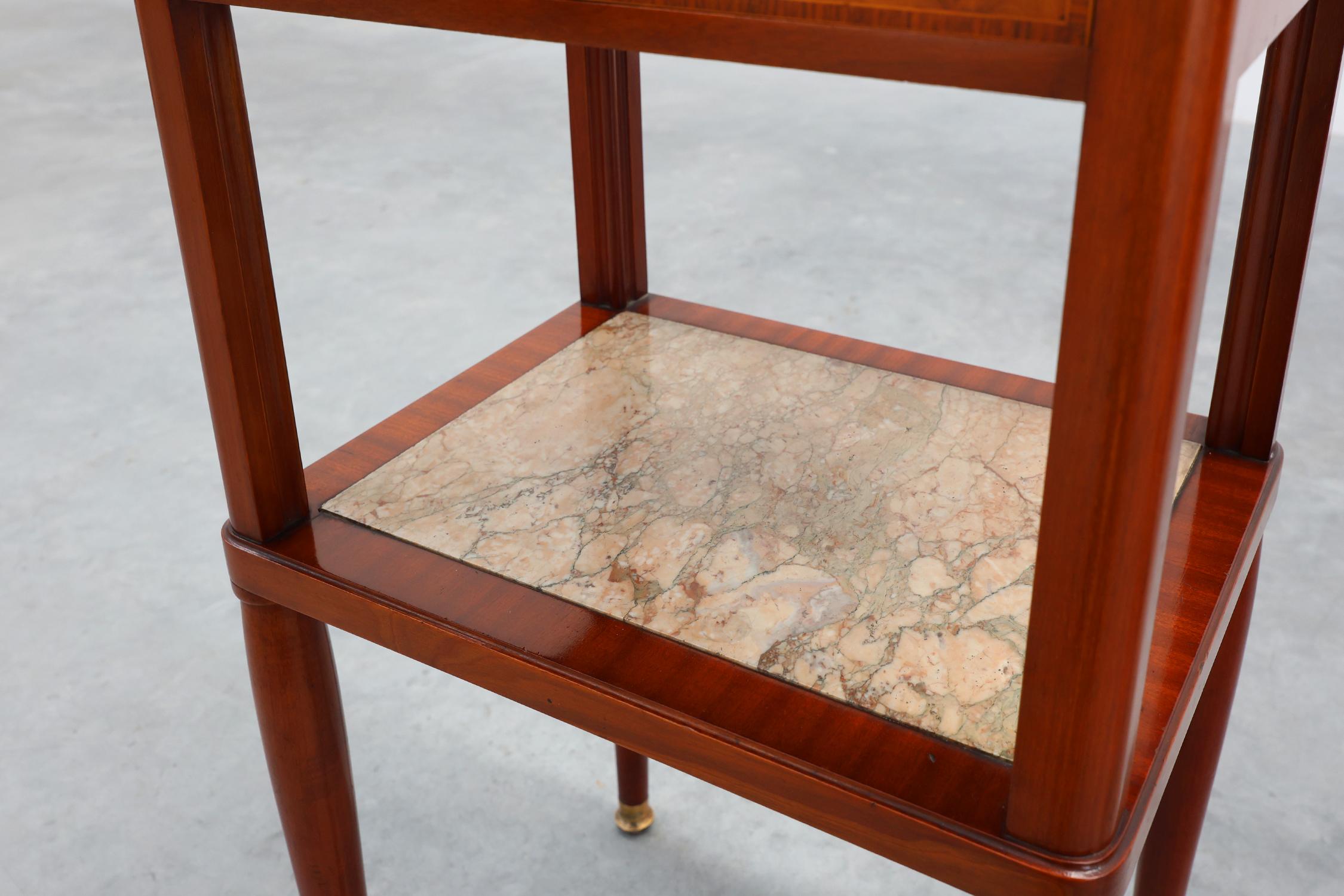 Pair of French Art Deco bedside tables with marquetry and marble tops, 1940s en vente 5