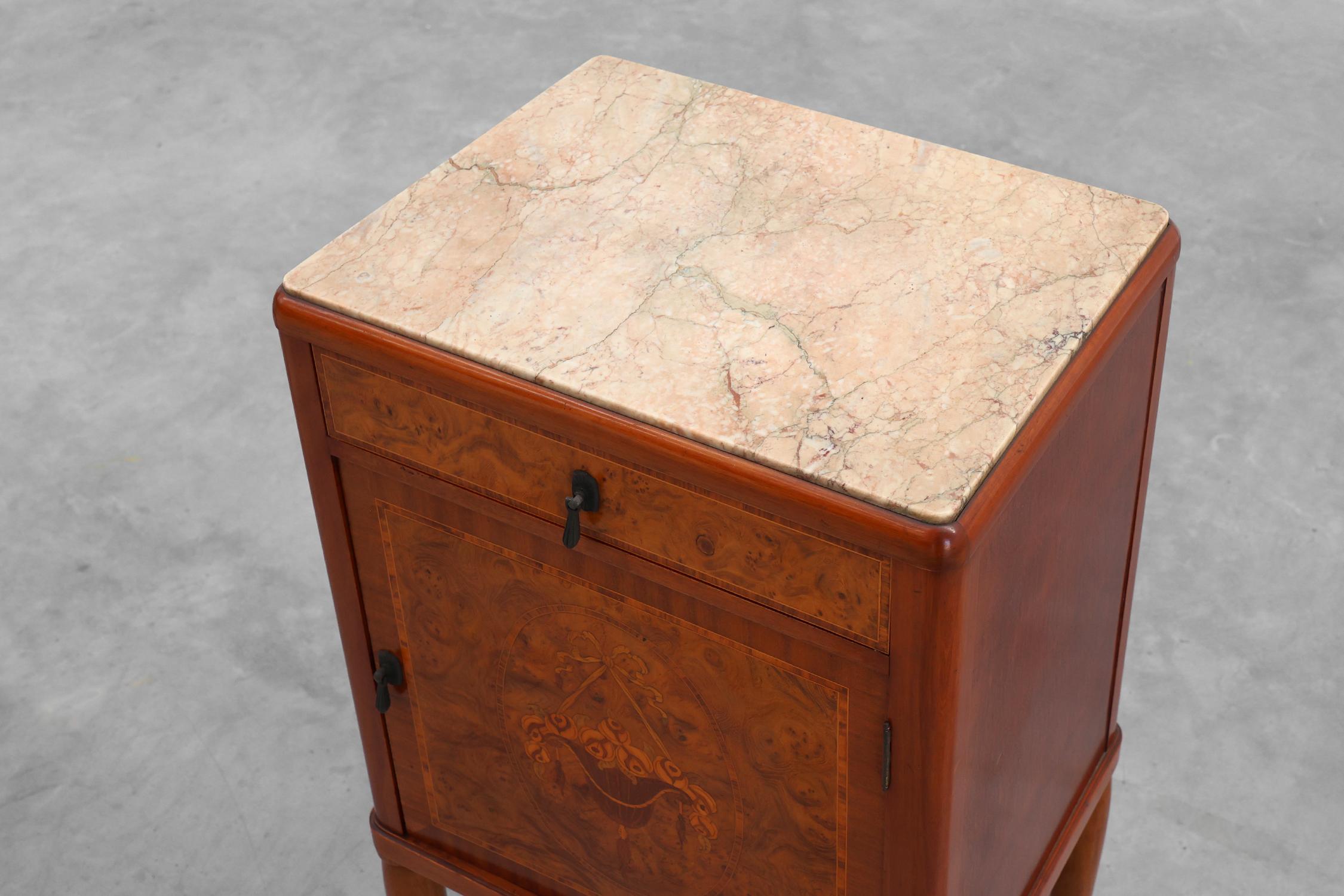 Pair of French Art Deco bedside tables with marquetry and marble tops, 1940s en vente 6