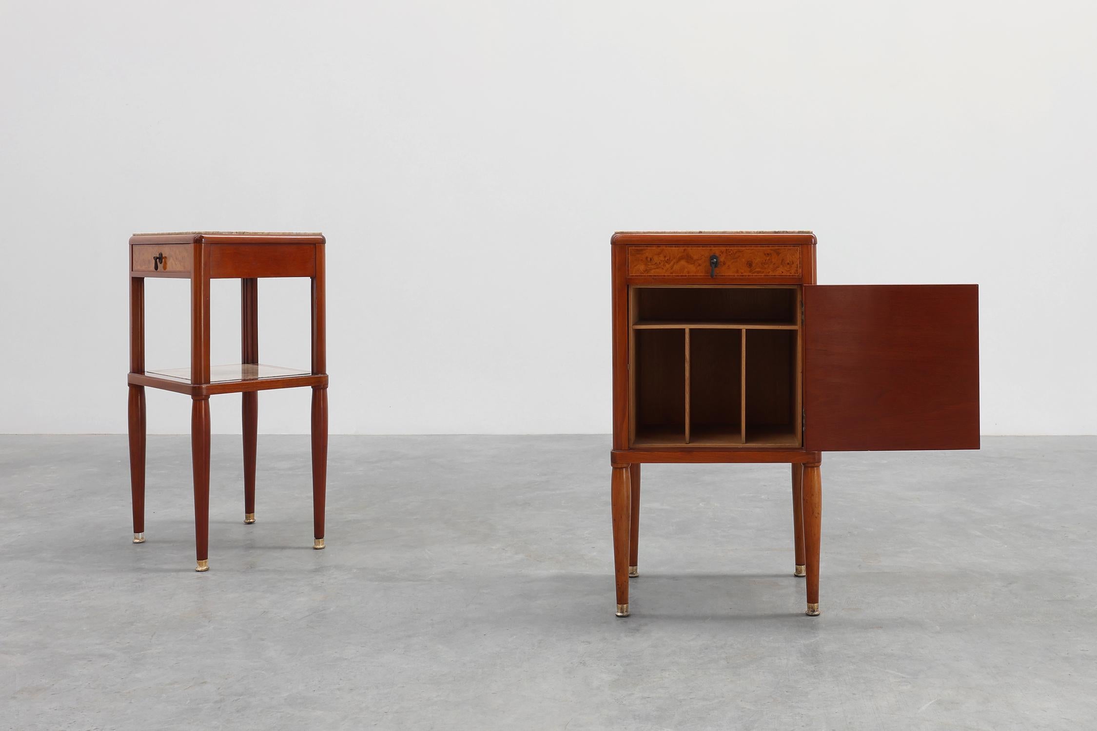 Pair of French Art Deco bedside tables with marquetry and marble tops, 1940s en vente 8