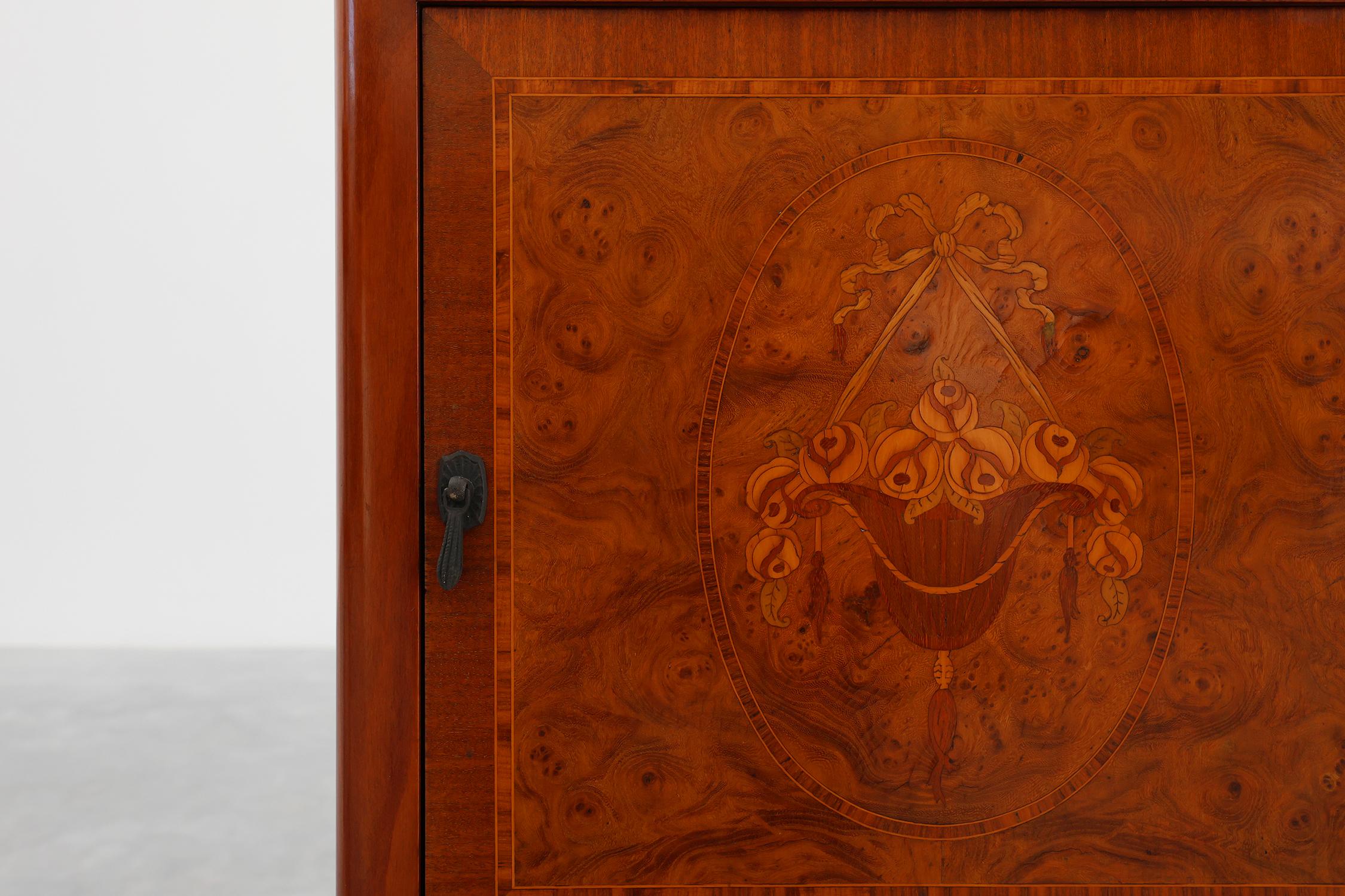 Pair of French Art Deco bedside tables with marquetry and marble tops, 1940s en vente 9