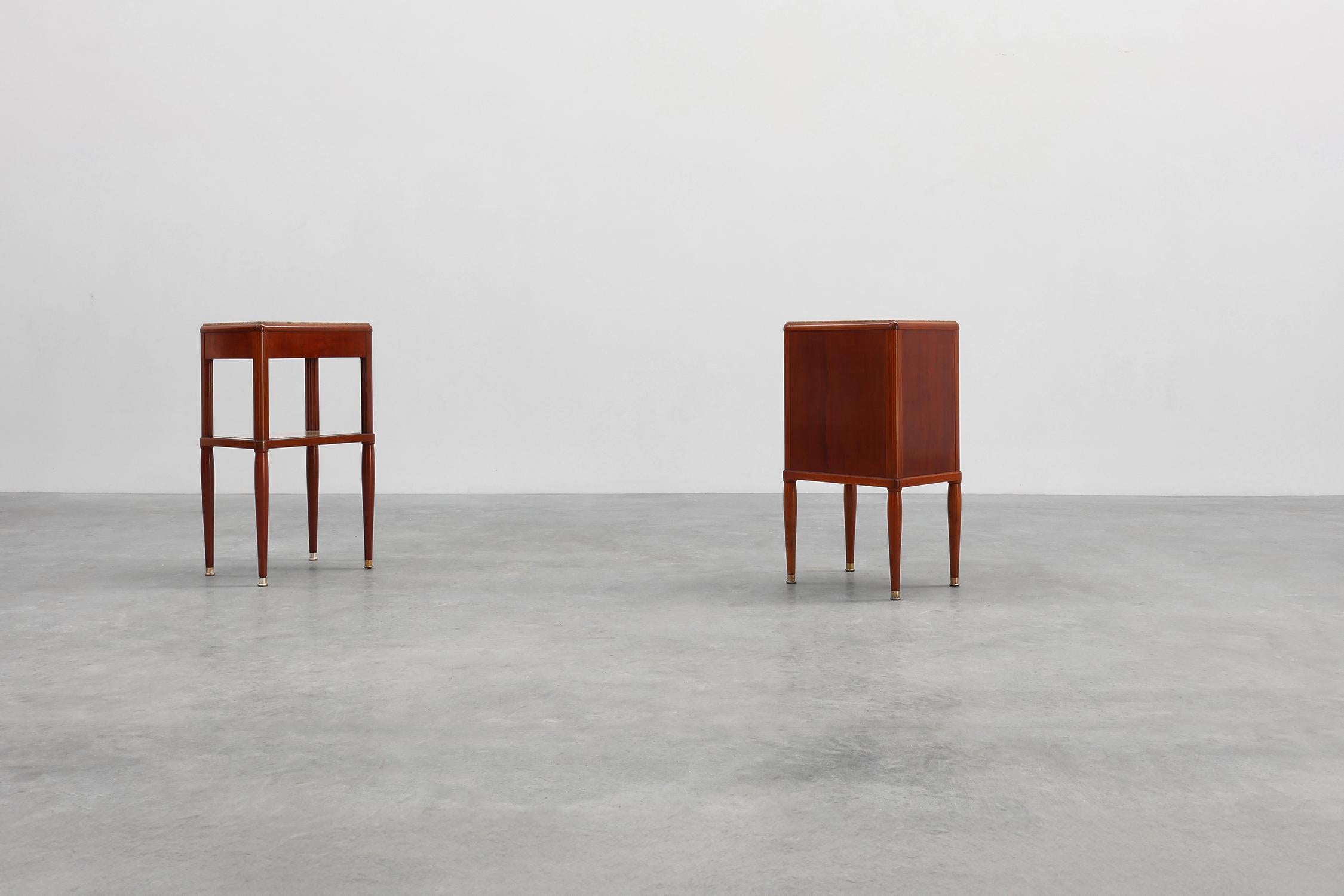 Pair of French Art Deco bedside tables with marquetry and marble tops, 1940s en vente 10