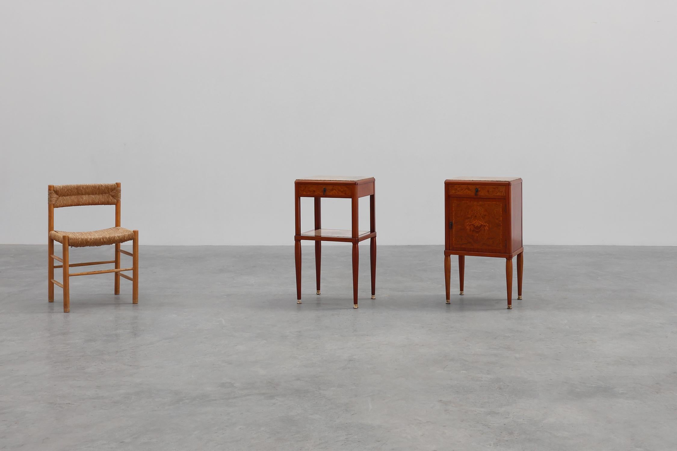 France / 1940 / 2 tables de nuit / bois, marbre, métal / Art Déco

Cette paire raffinée de tables de chevet Art déco françaises des années 1940 illustre l'élégance et le savoir-faire du design français du milieu du siècle. Chaque table présente un