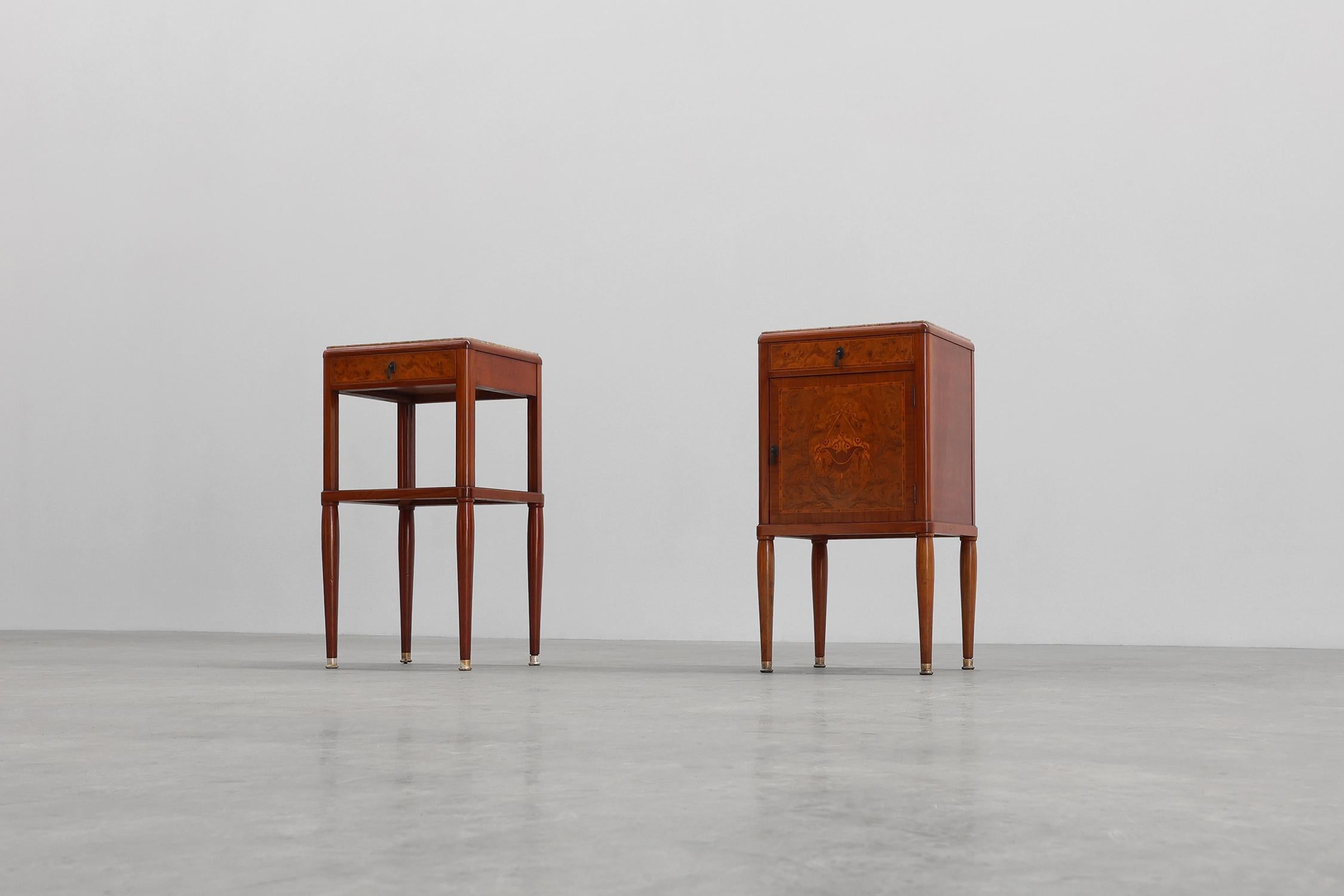 Pair of French Art Deco bedside tables with marquetry and marble tops, 1940s en vente 12
