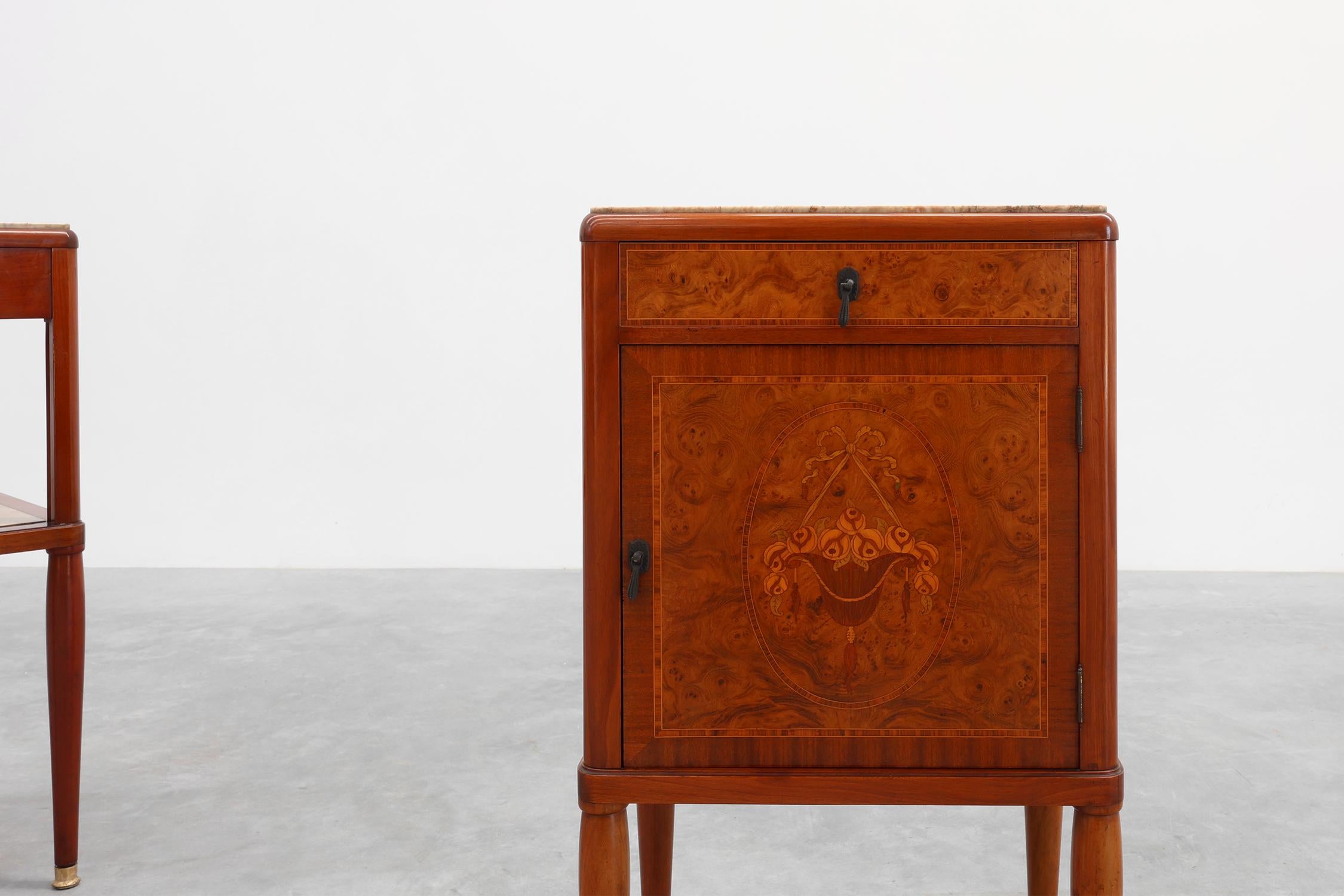Art déco Pair of French Art Deco bedside tables with marquetry and marble tops, 1940s en vente
