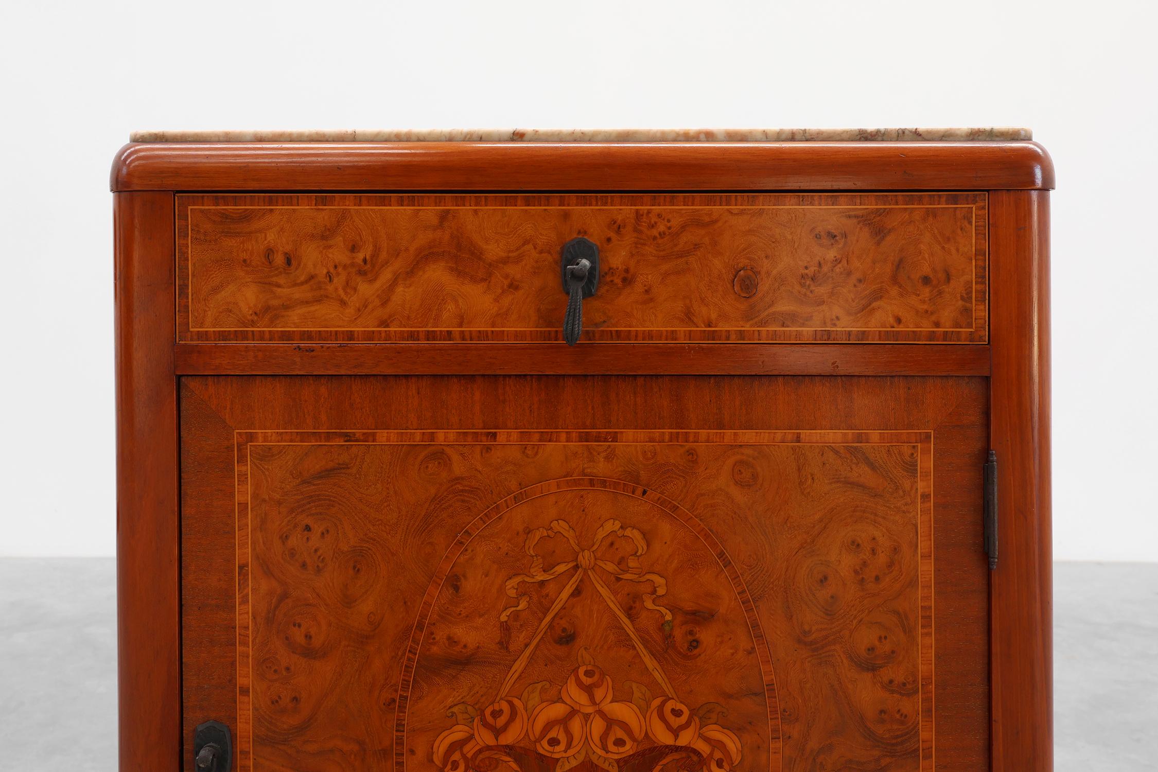Français Pair of French Art Deco bedside tables with marquetry and marble tops, 1940s en vente