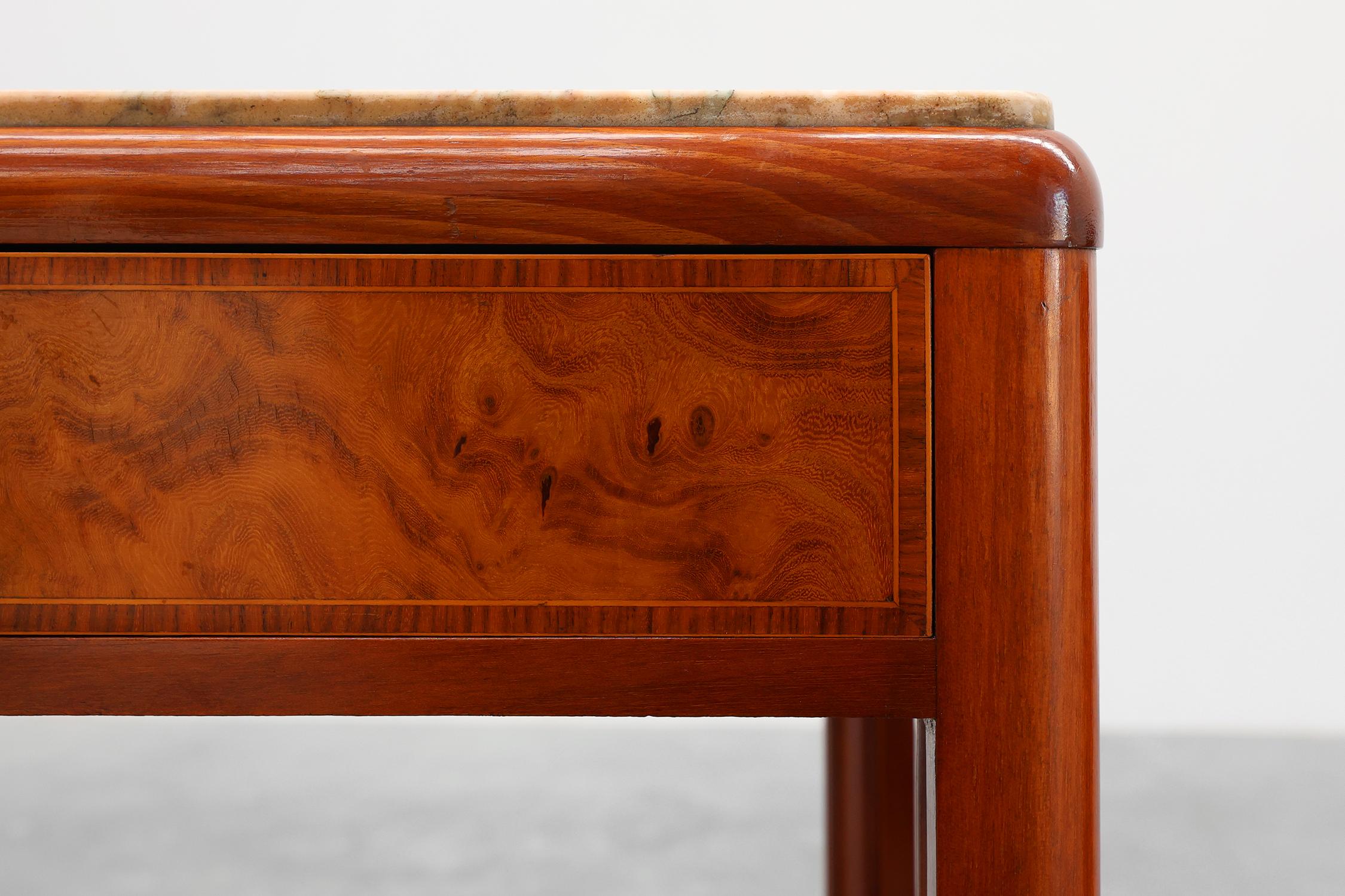 Pair of French Art Deco bedside tables with marquetry and marble tops, 1940s Bon état - En vente à Meulebeke, BE