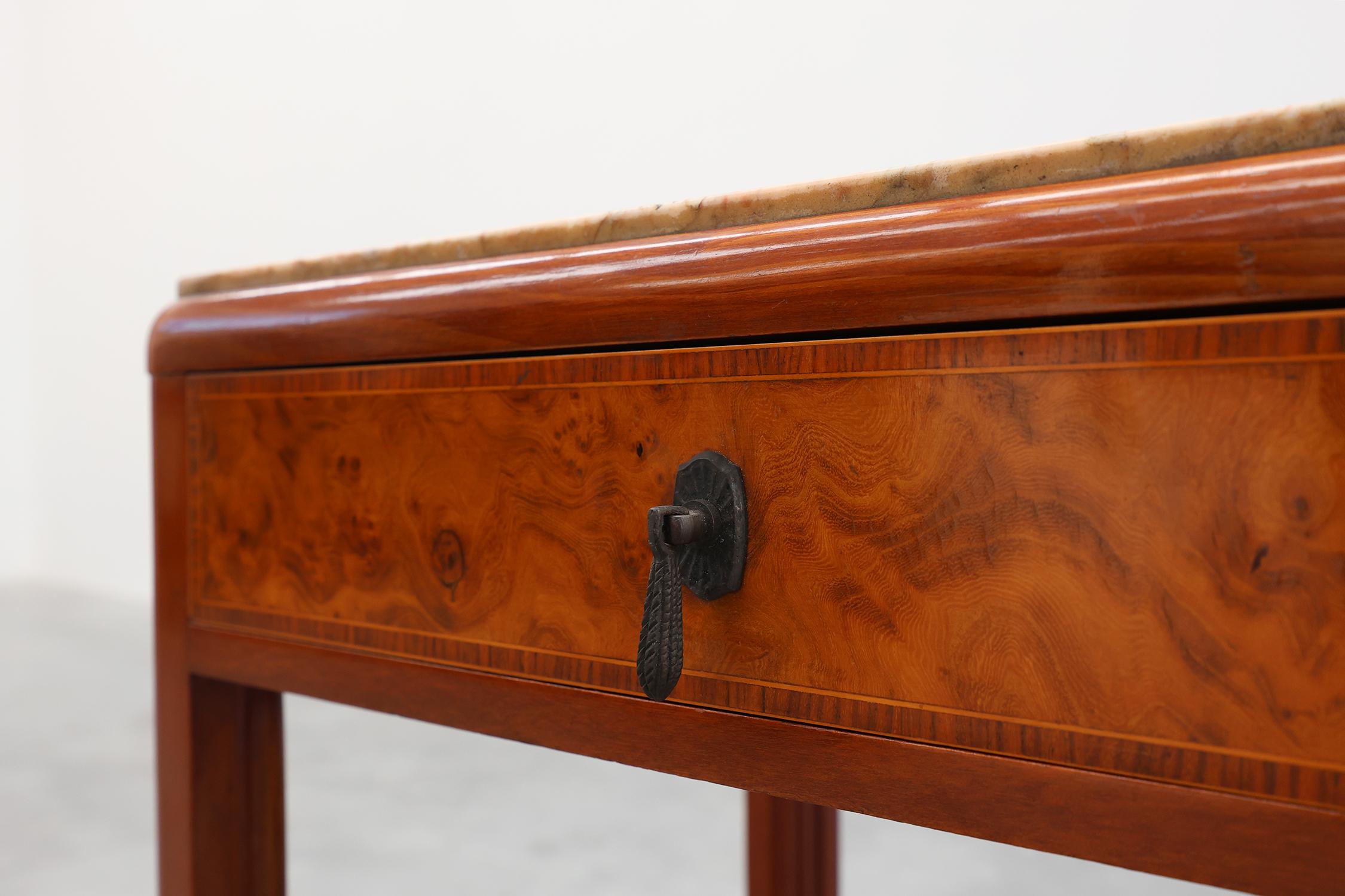 Milieu du XXe siècle Pair of French Art Deco bedside tables with marquetry and marble tops, 1940s en vente