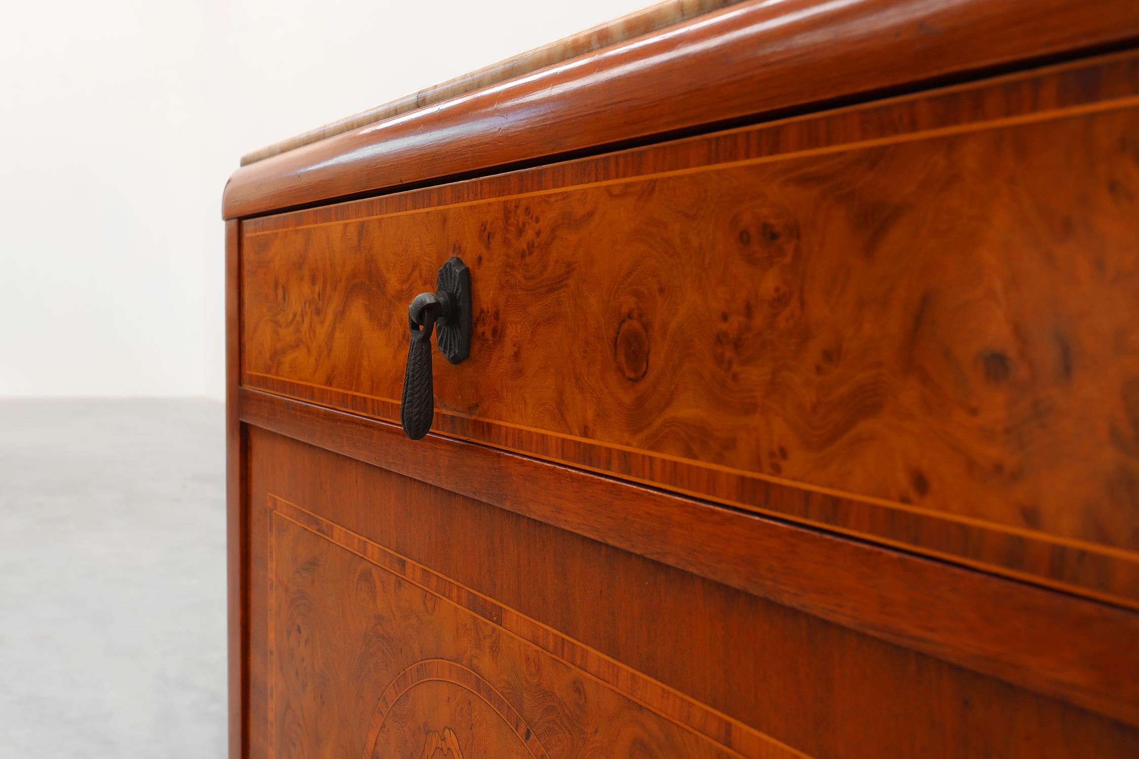 Laiton Pair of French Art Deco bedside tables with marquetry and marble tops, 1940s en vente