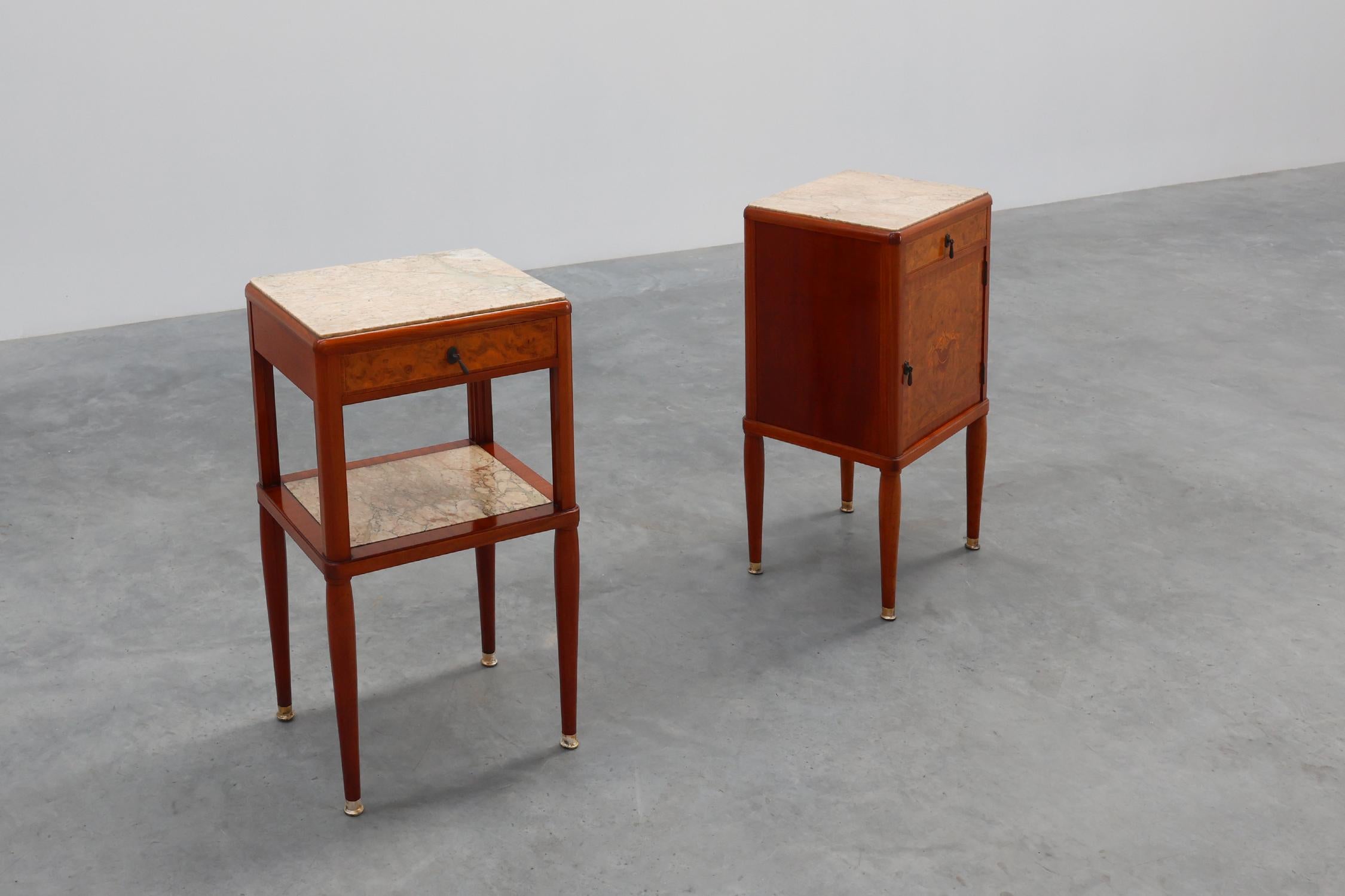 Pair of French Art Deco bedside tables with marquetry and marble tops, 1940s en vente 1