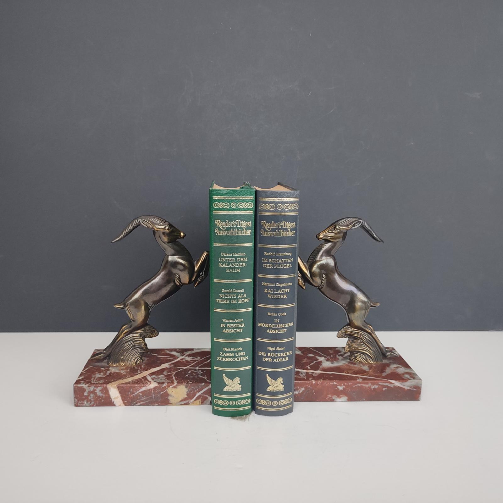 A pair of animal bookends from the Art Deco period, featuring stylized antelopes in bronze patina spelter on a red marble base with white veins.
In excellent overall condition.
Dimensions: 12x8x17cm