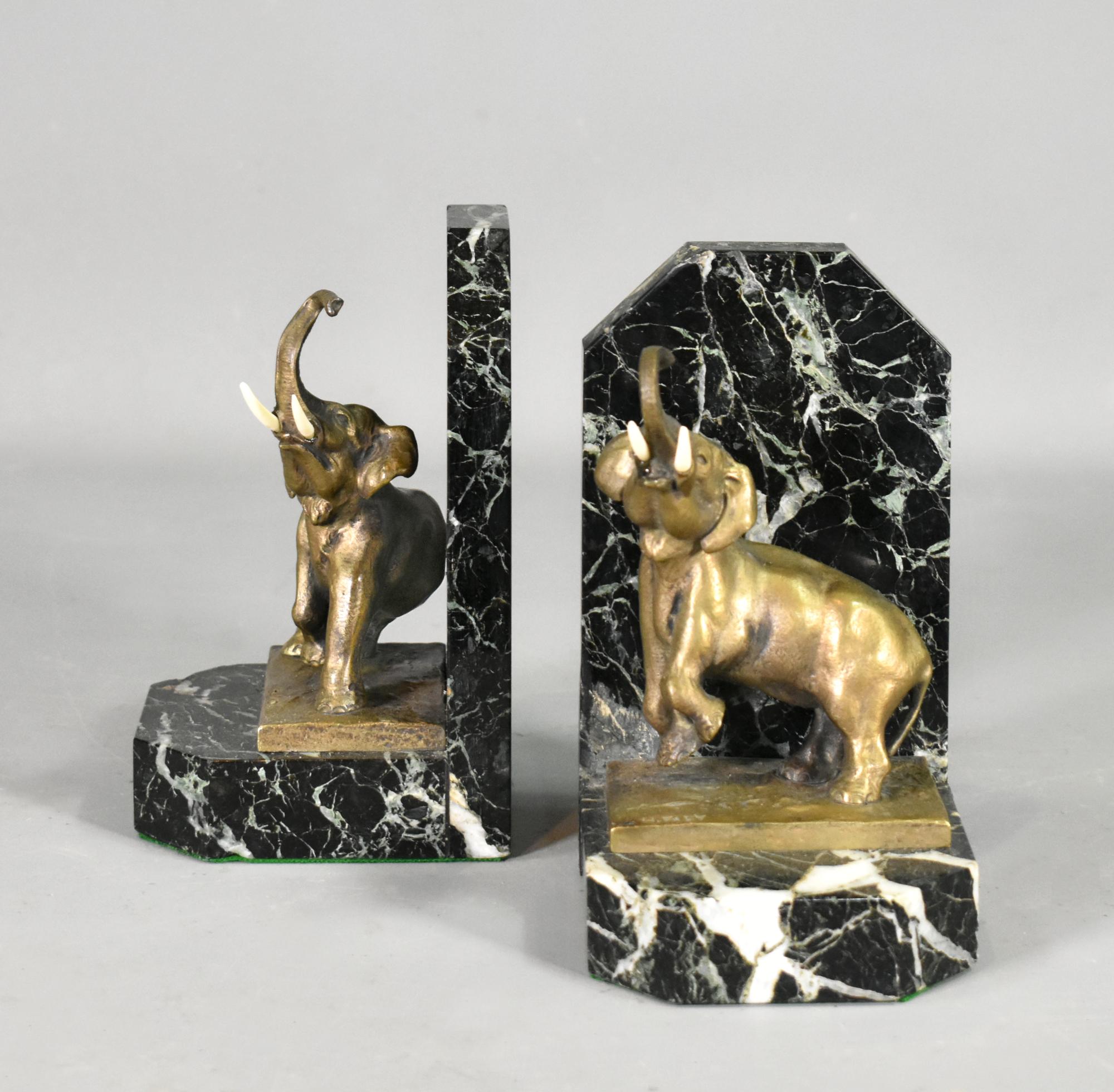 Paire de serre-livres Art Déco en bronze signés H Fady 

Ravissante paire de serre-livres en bronze et en marbre, finement moulés, représentant des éléphants dans une pose naturaliste. 

D'une belle patine vieillie et de bonne qualité, ils reposent