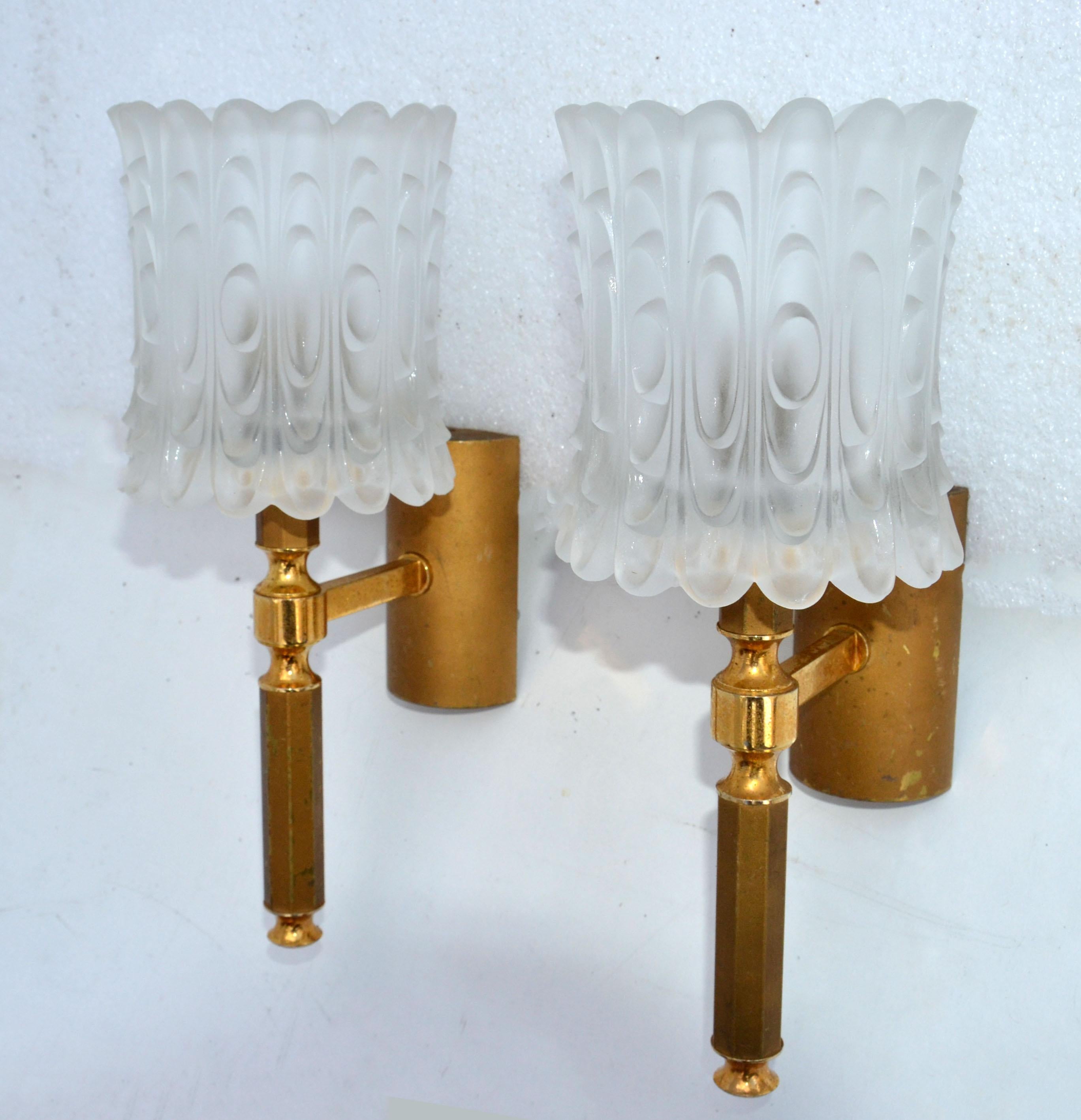 Art Deco French pair of polished brass and thick frosted glass shades sconces, wall lights made in France in the 1950.
Maximum wattage: 60 watts.
Original thick frozen glass shades.
Back plate measures: 4 x 2.5 x 1.25 inches height.
Also